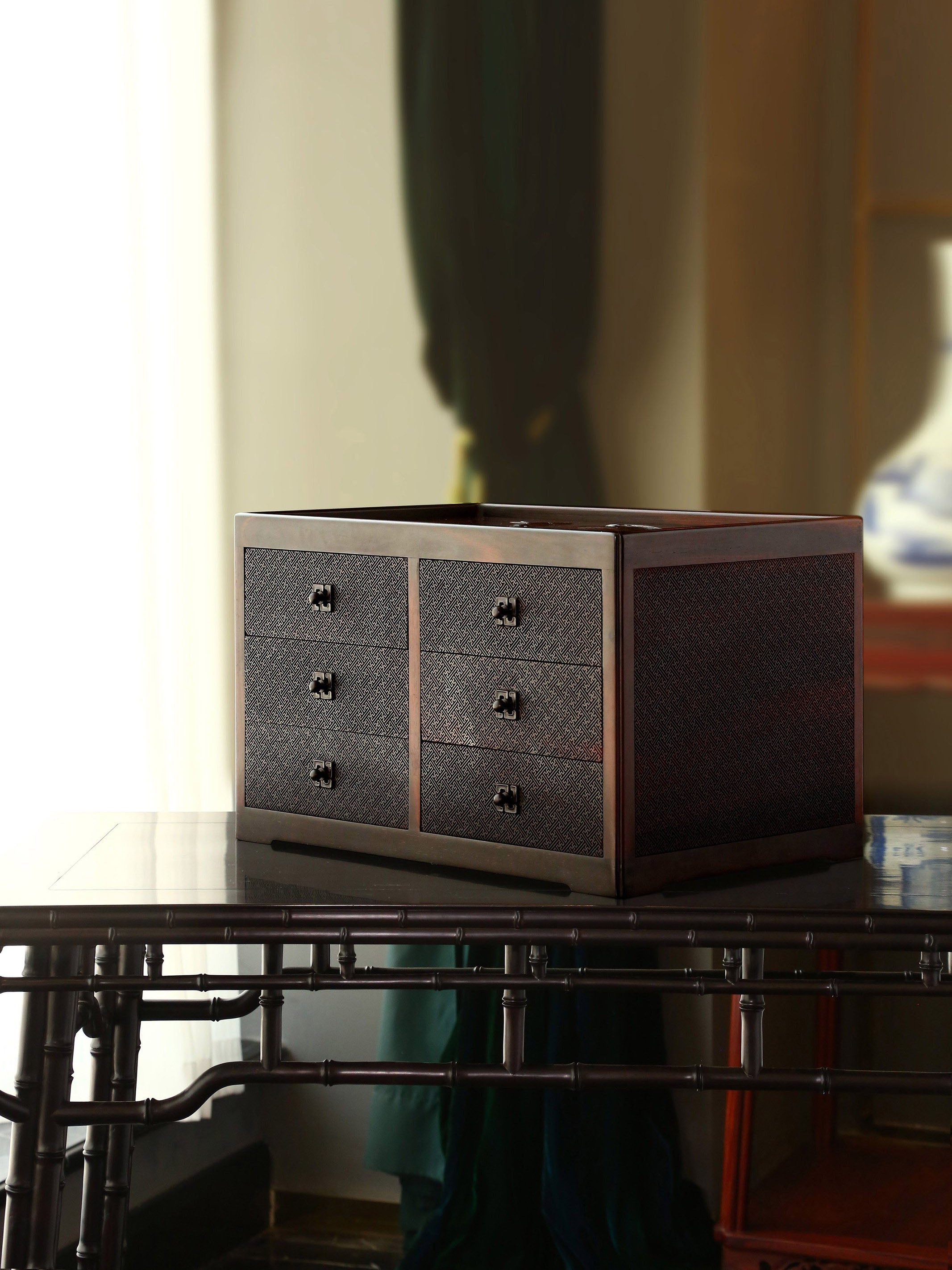 大叶紫檀丝翎檀雕花鸟万字纹六屉茶盒