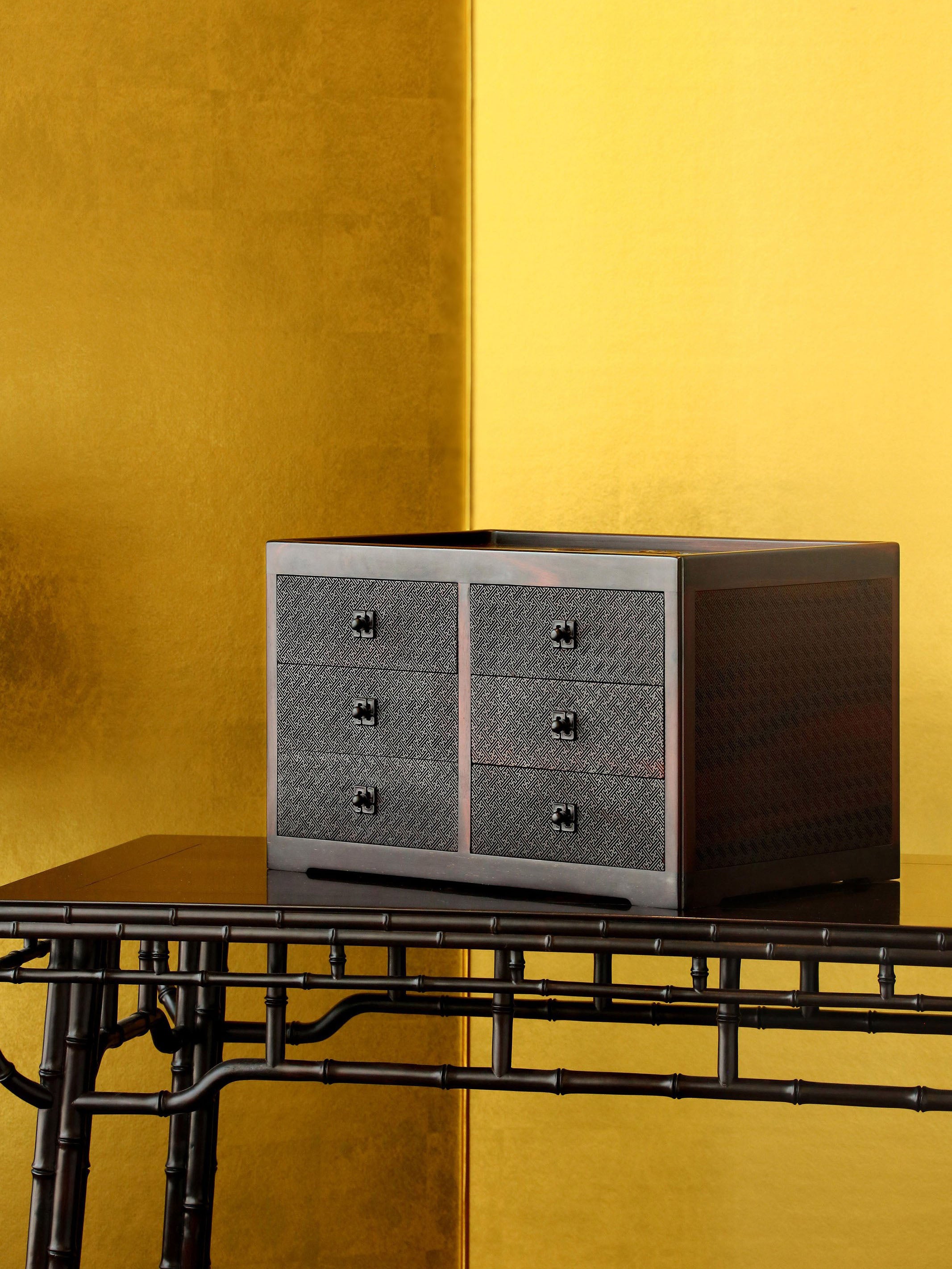 大叶紫檀丝翎檀雕花鸟万字纹六屉茶盒