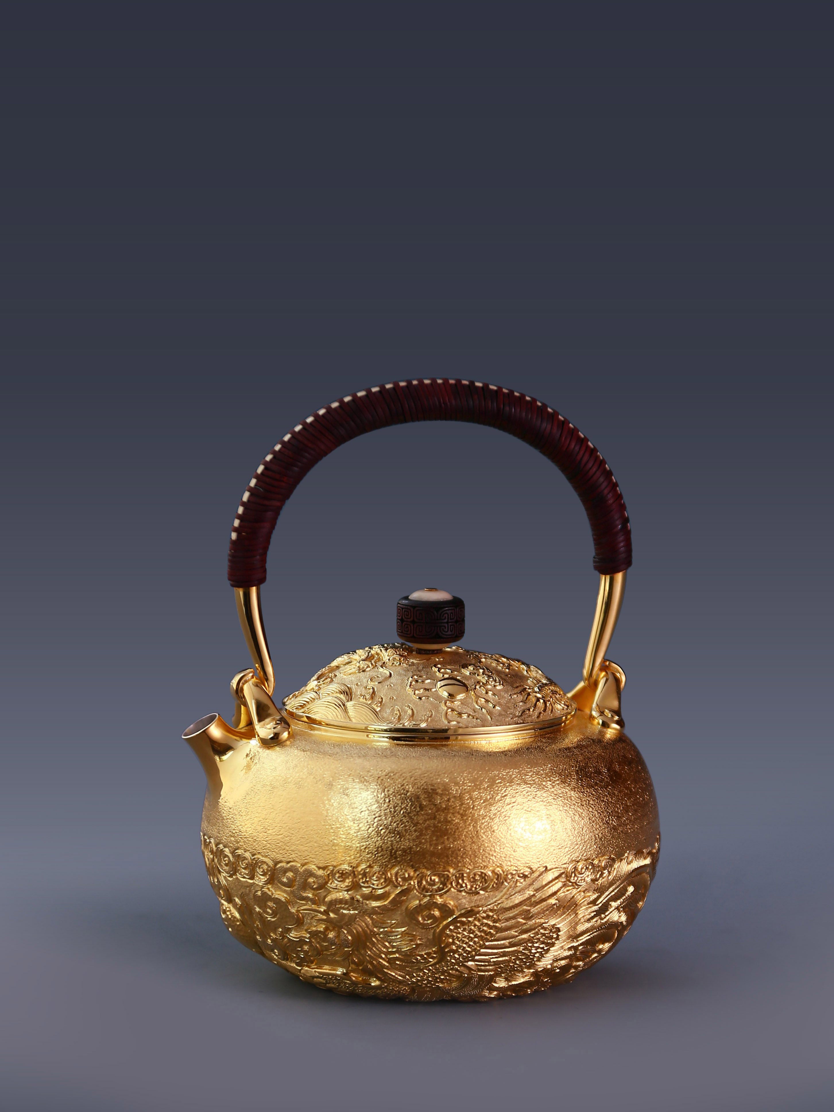 A gilded silver teapot was produced by striking the dragon and phoenix mouths.