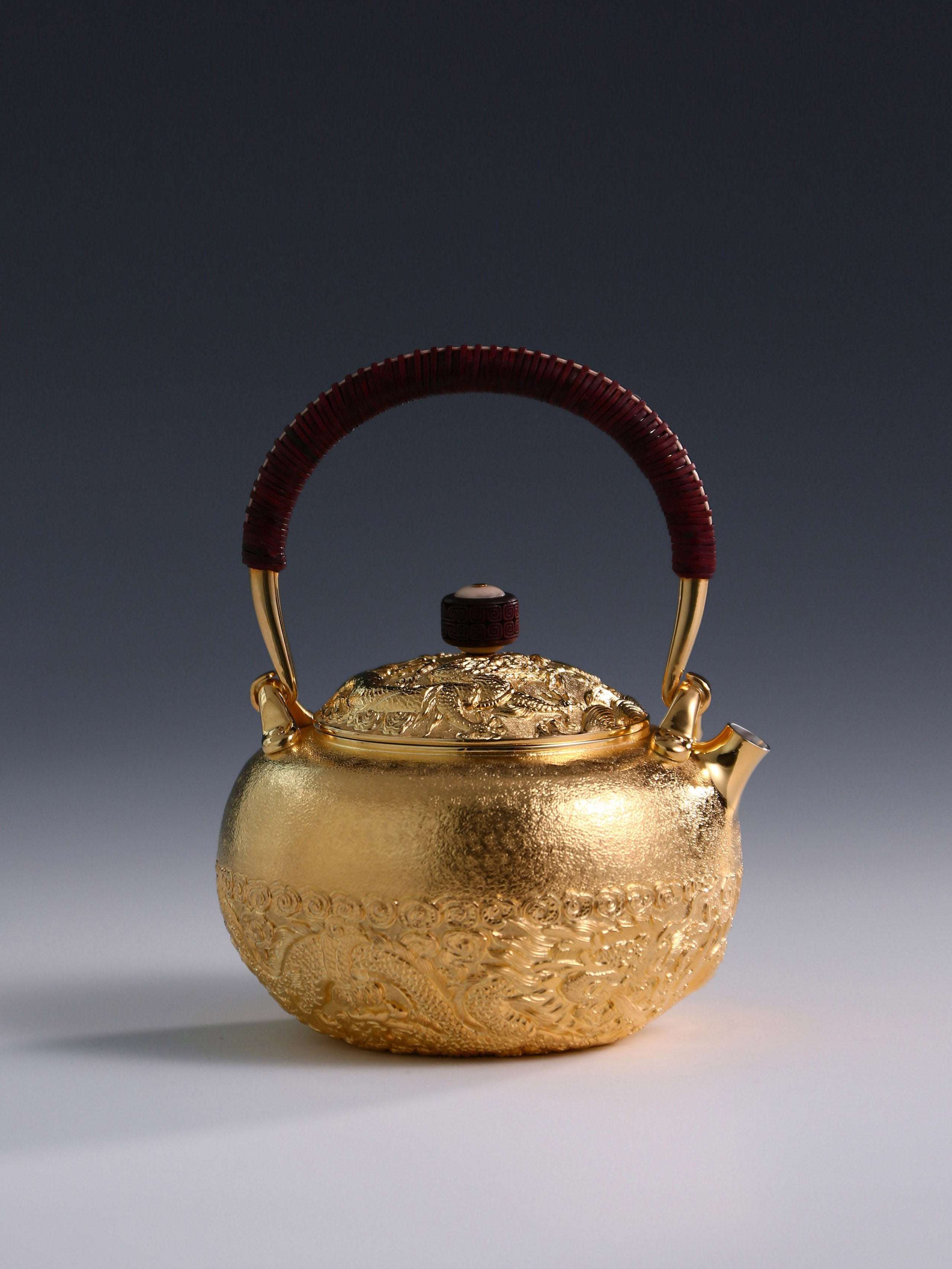 A gilded silver teapot was produced by striking the dragon and phoenix mouths.