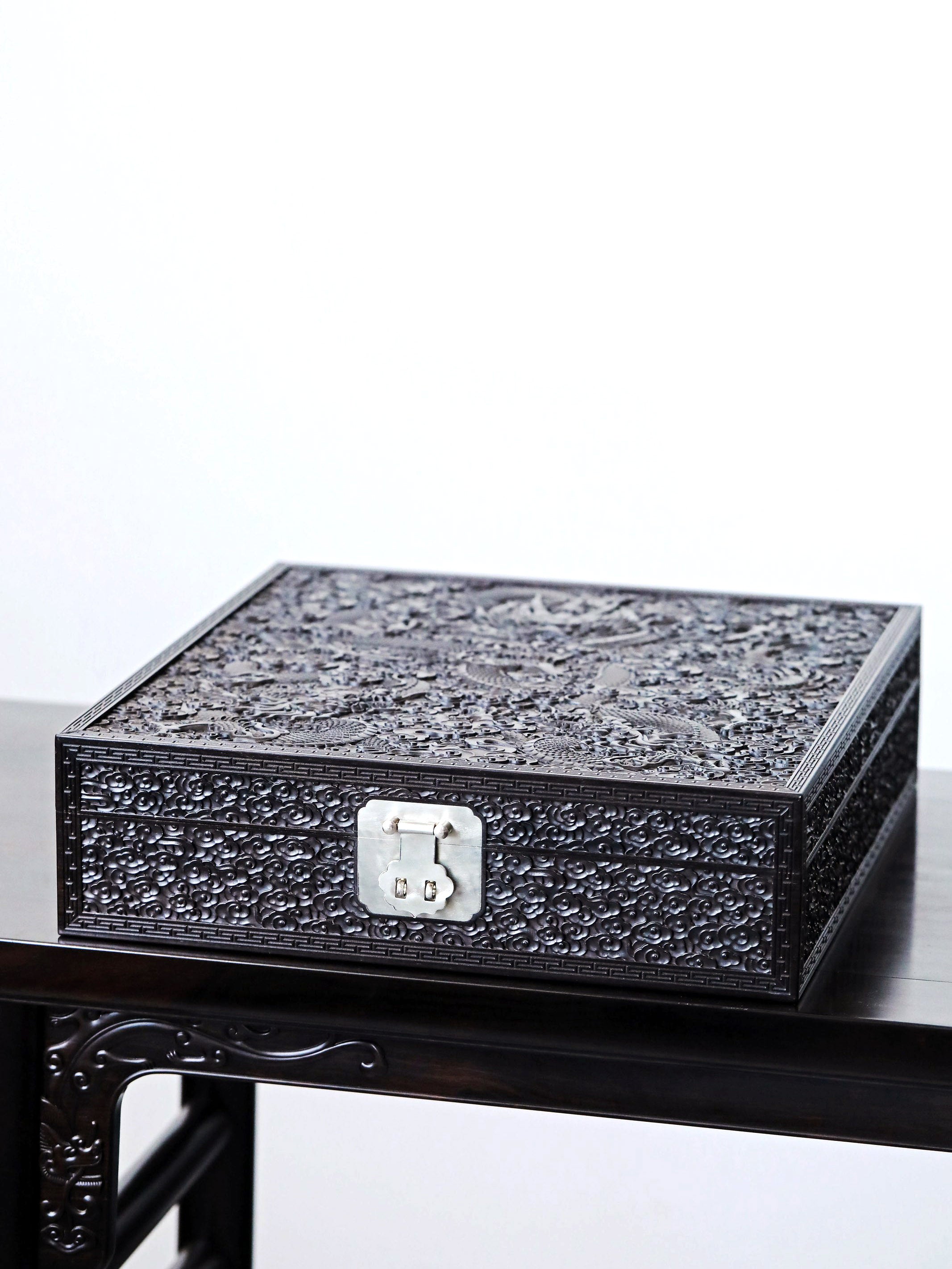 紫光檀龙腾万里满雕茶盒