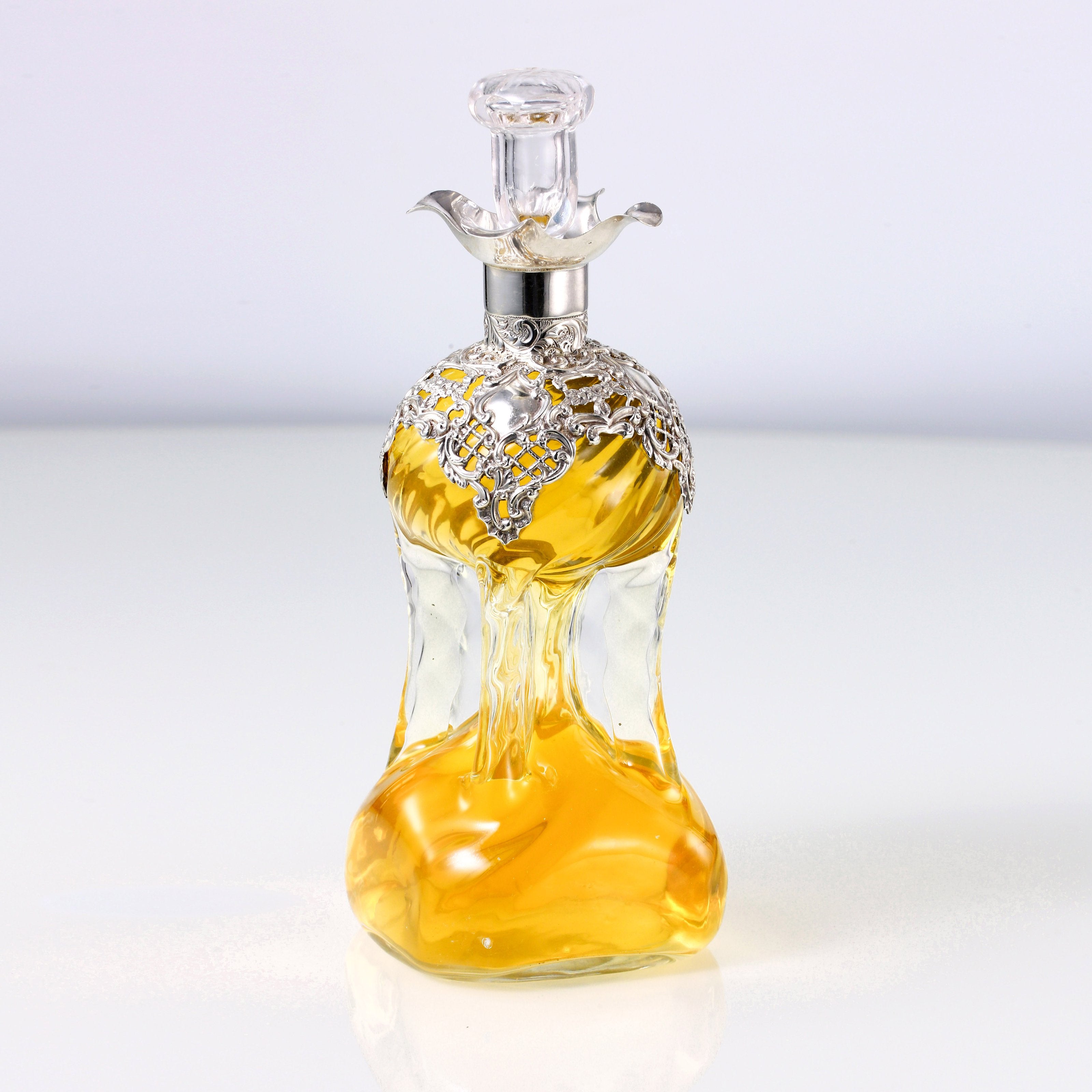 1898年英国纯银
镂空 花卉水晶酒樽