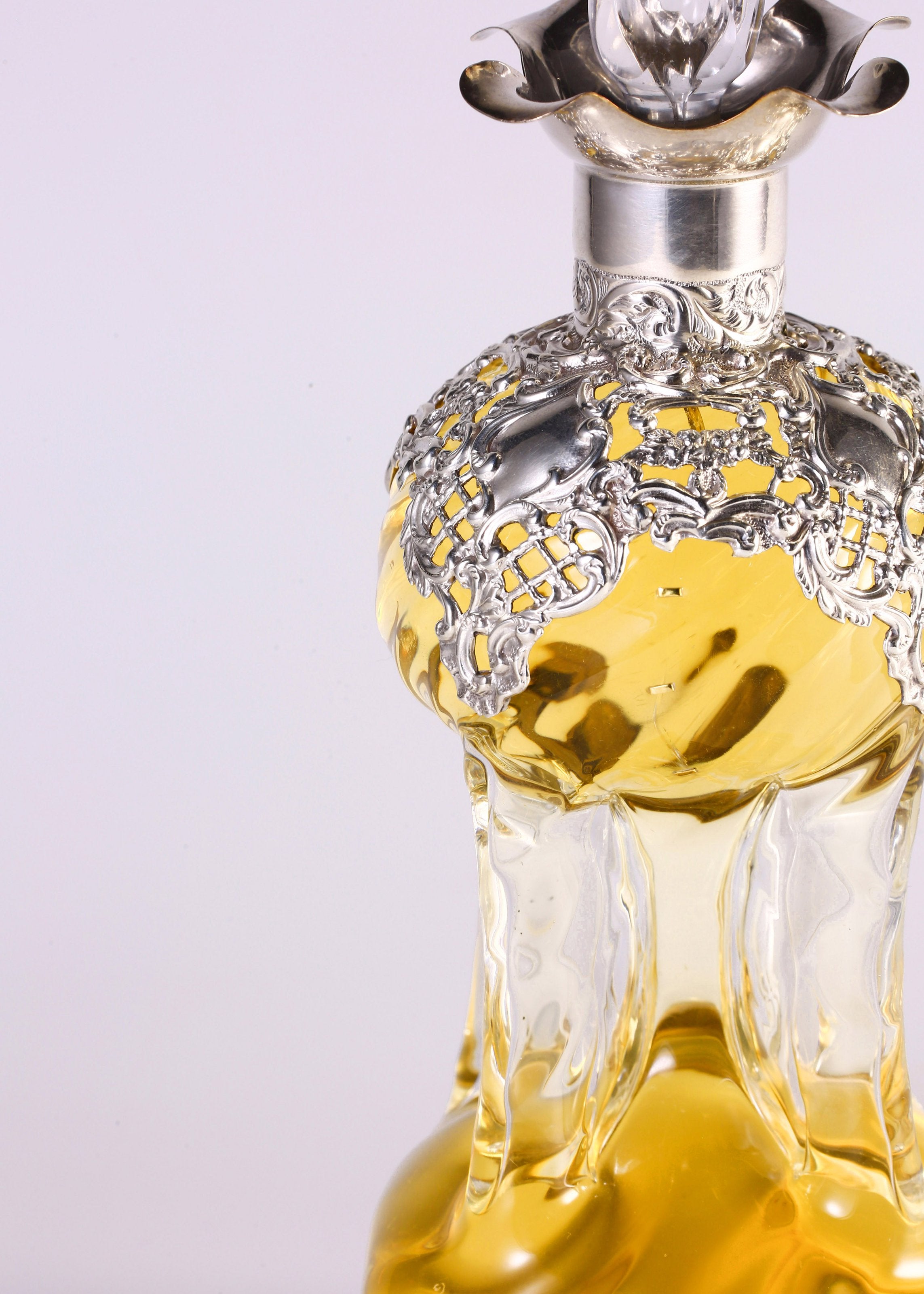 1898年英国纯银
镂空 花卉水晶酒樽