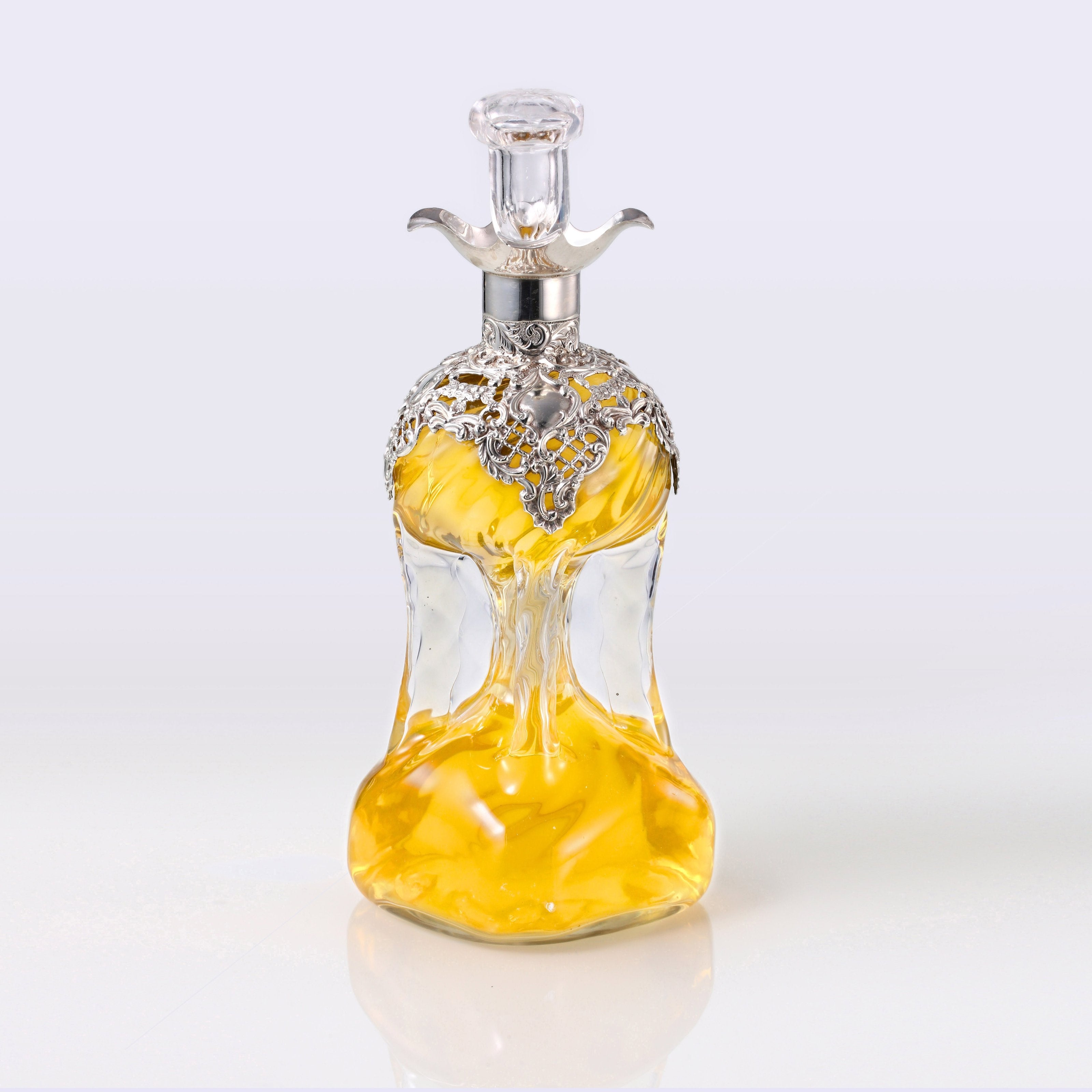 1898年英国纯银
镂空 花卉水晶酒樽