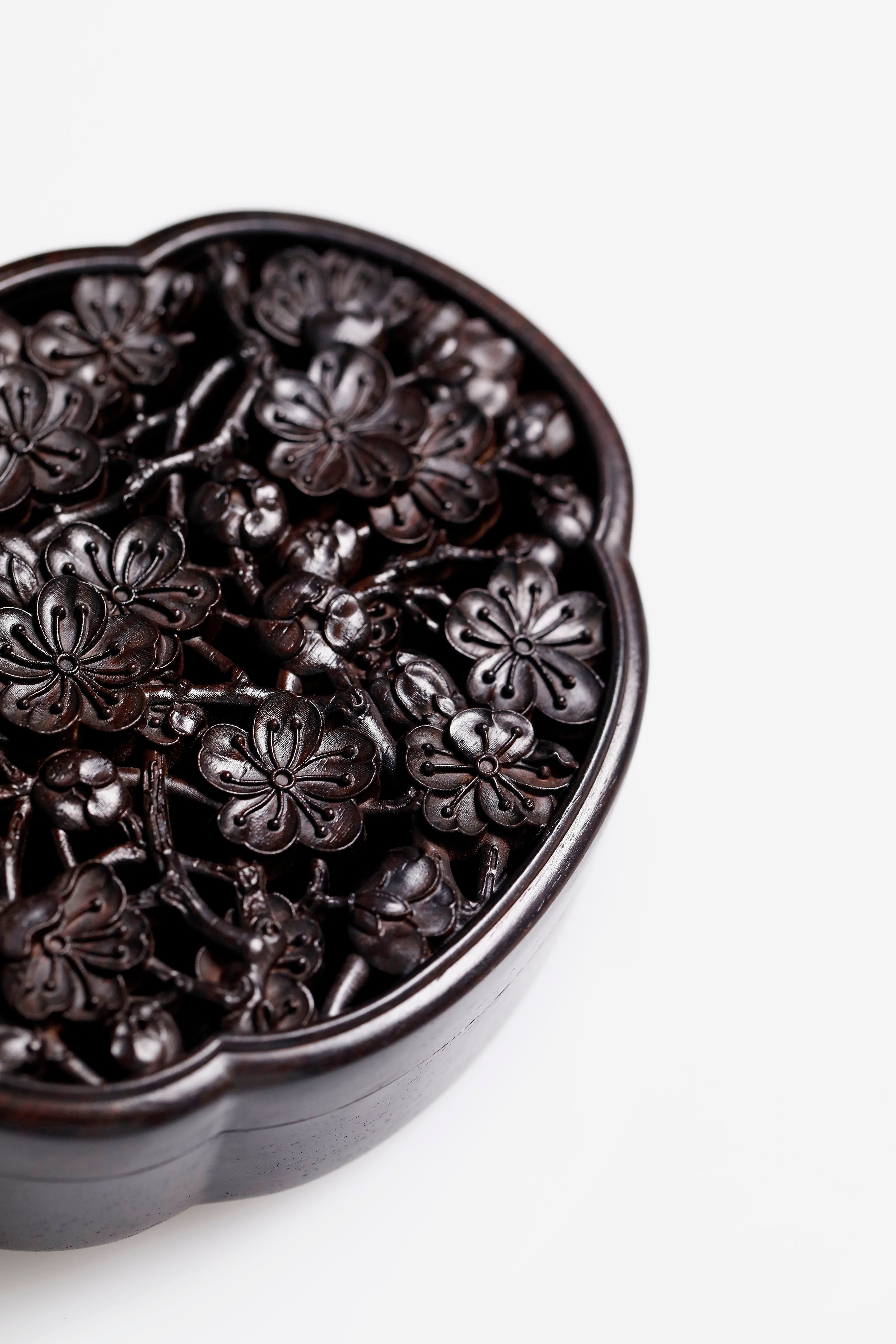 紫光檀镂空梅花形整木制香盒