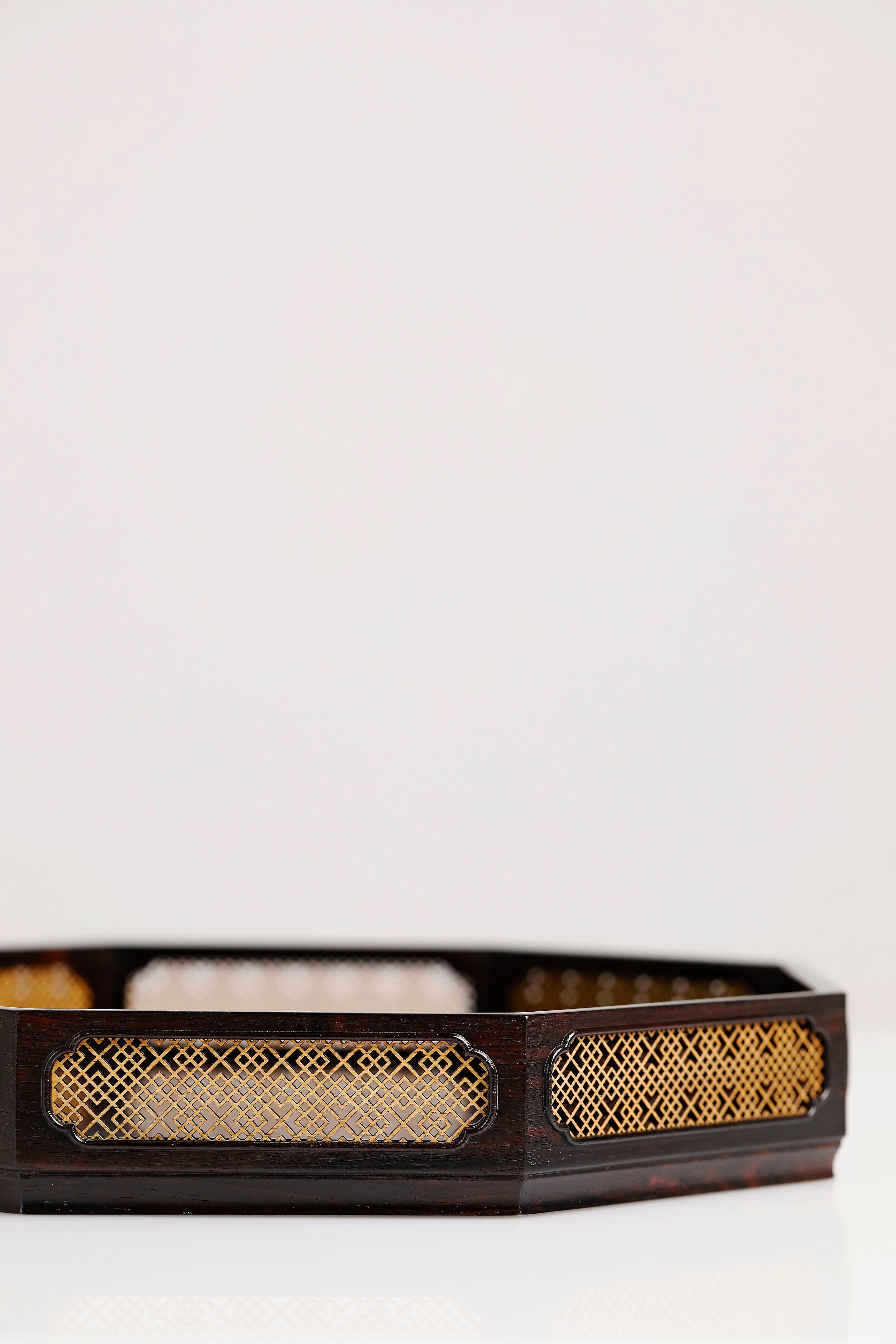 紫光檀嵌黄杨木编织窗格纹八角茶盘