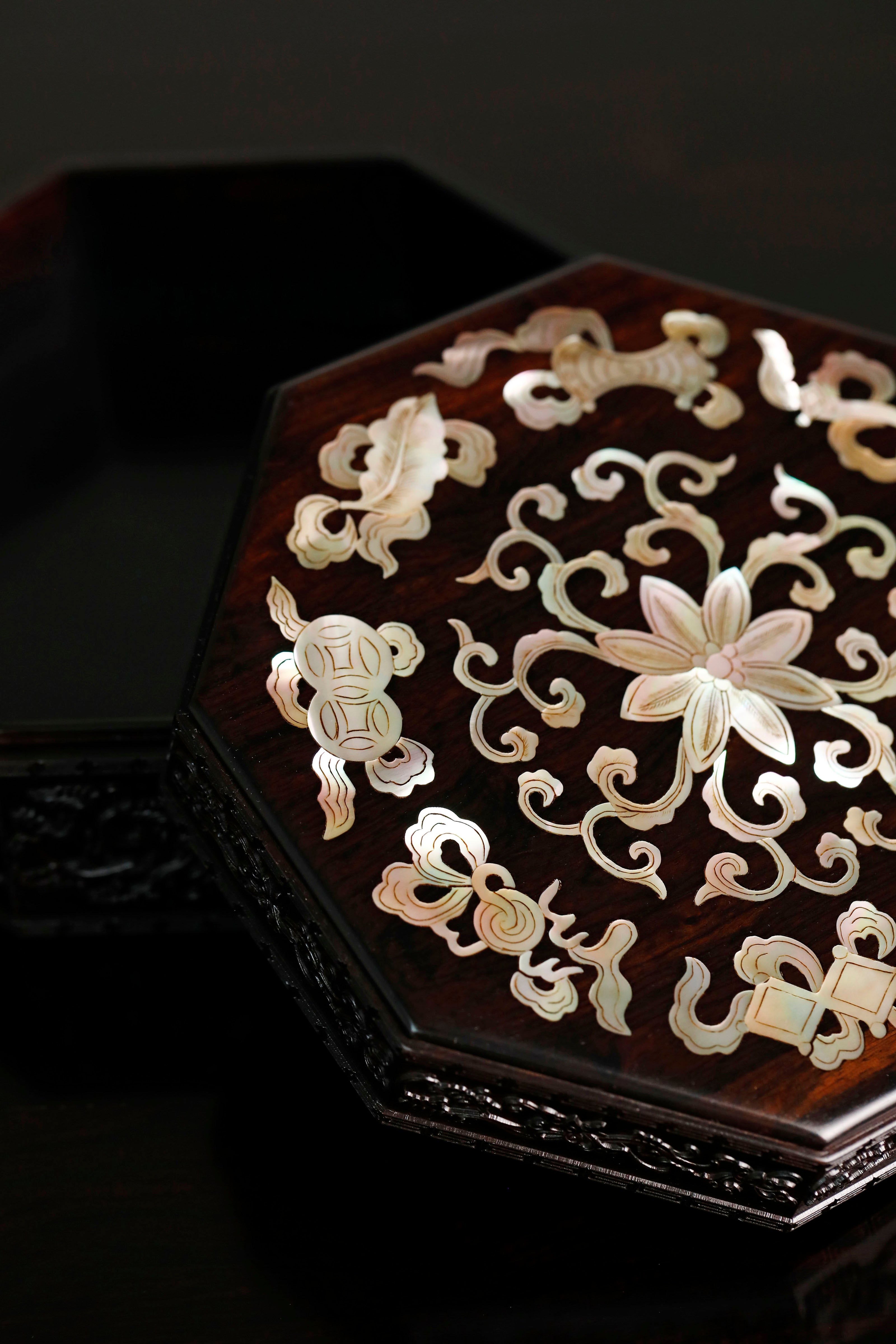 紫光檀嵌螺钿杂八宝八角提盒