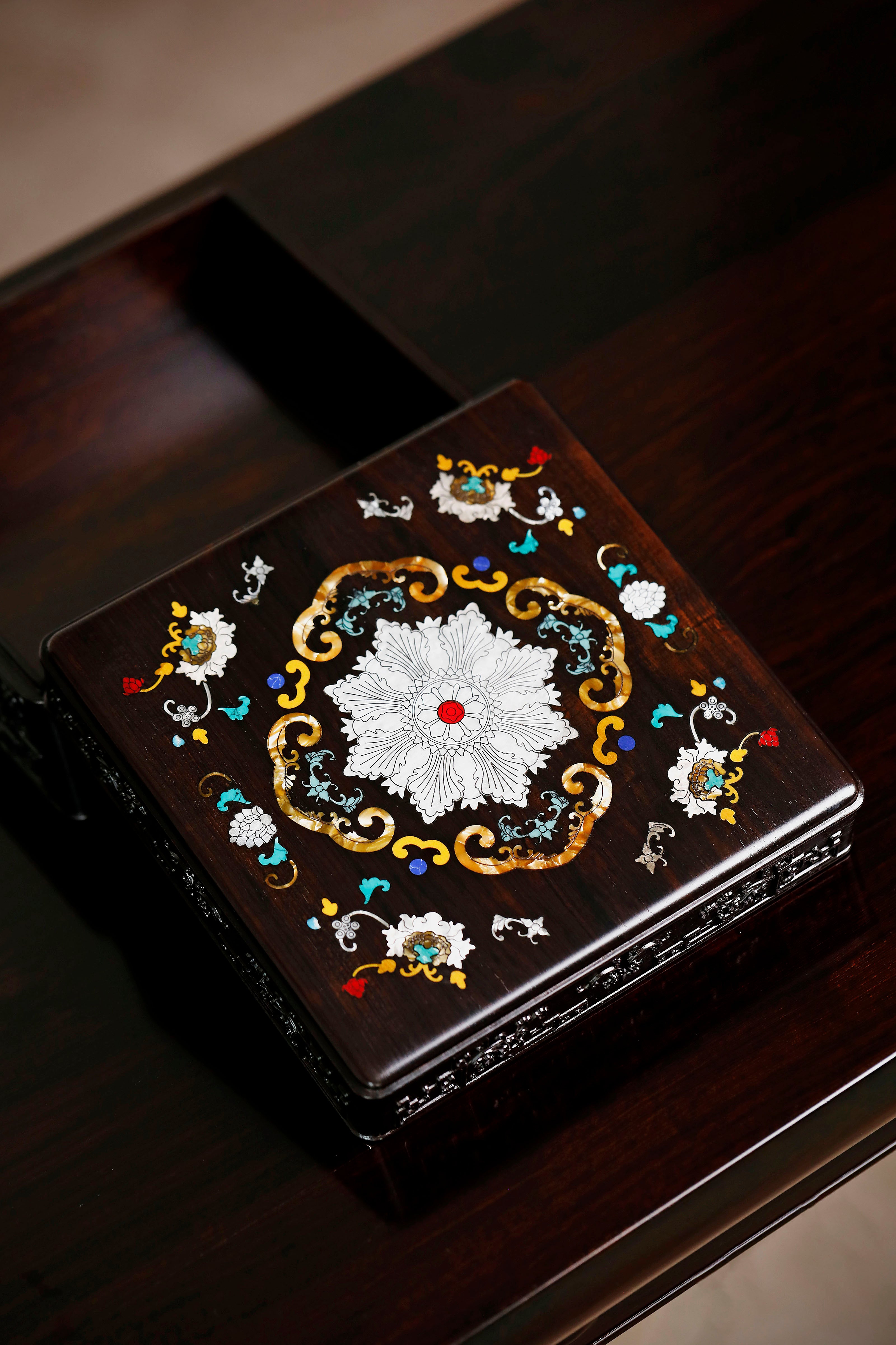 Purple sandalwood square box inlaid with mother-of-pearl and passionflower design