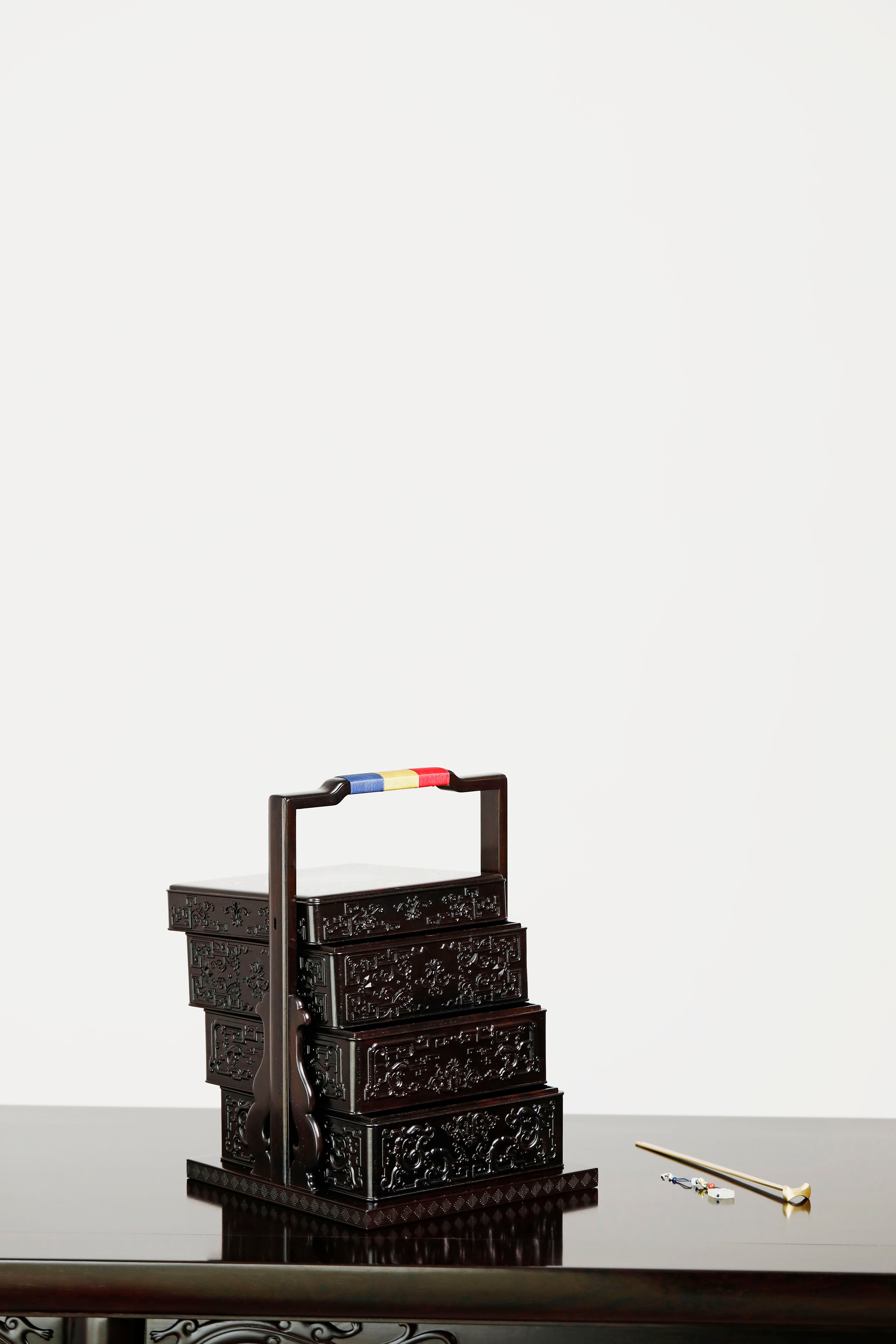 Purple sandalwood square box inlaid with mother-of-pearl and passionflower design