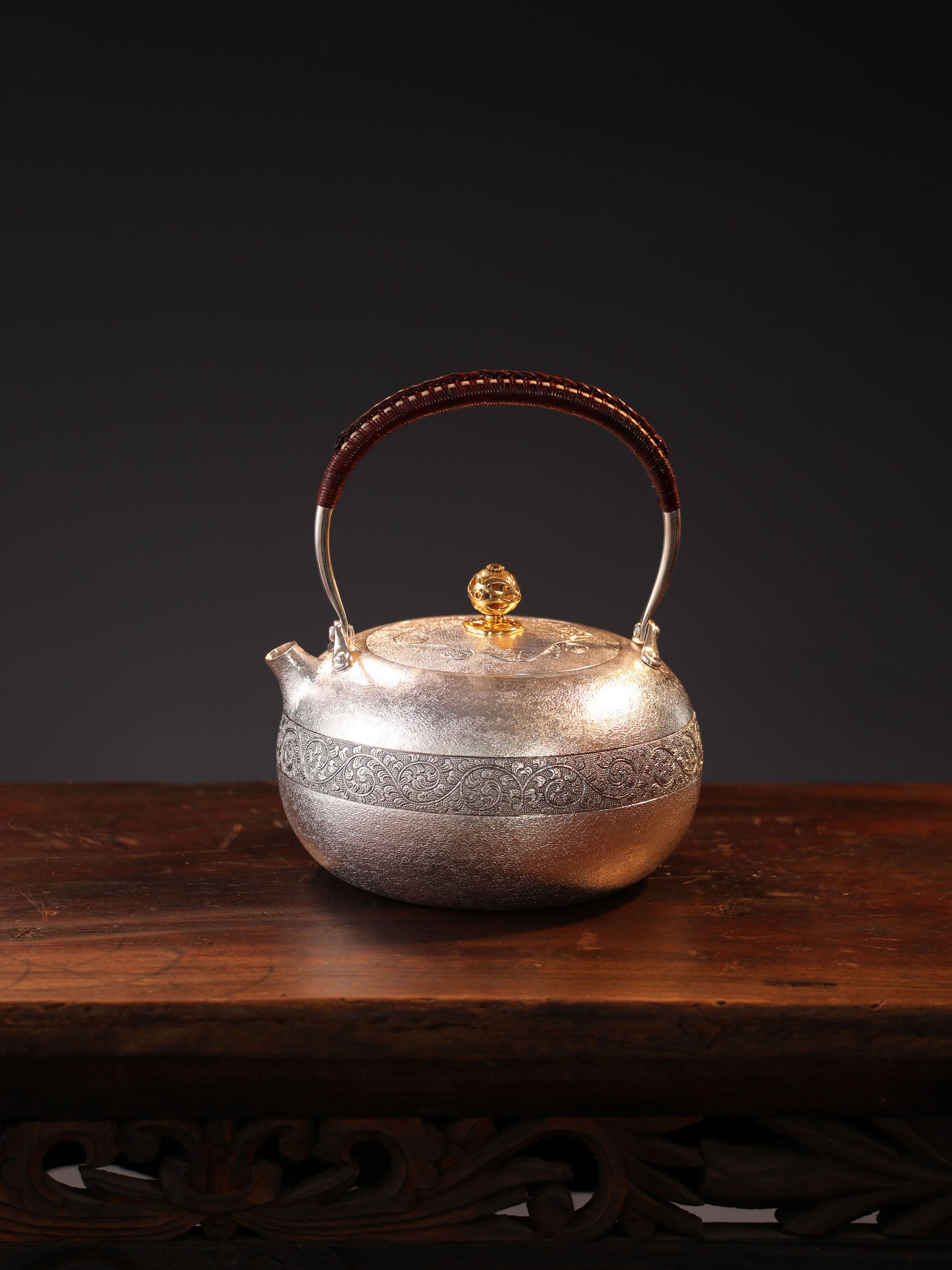 麻點唐草壺(純金鈕)