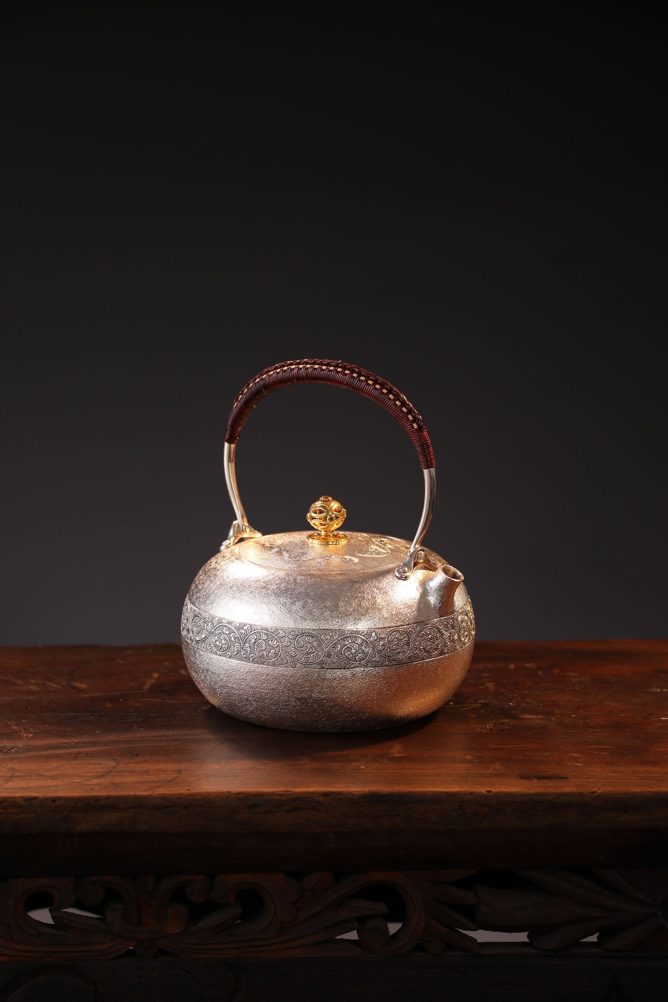 麻點唐草壺(純金鈕)