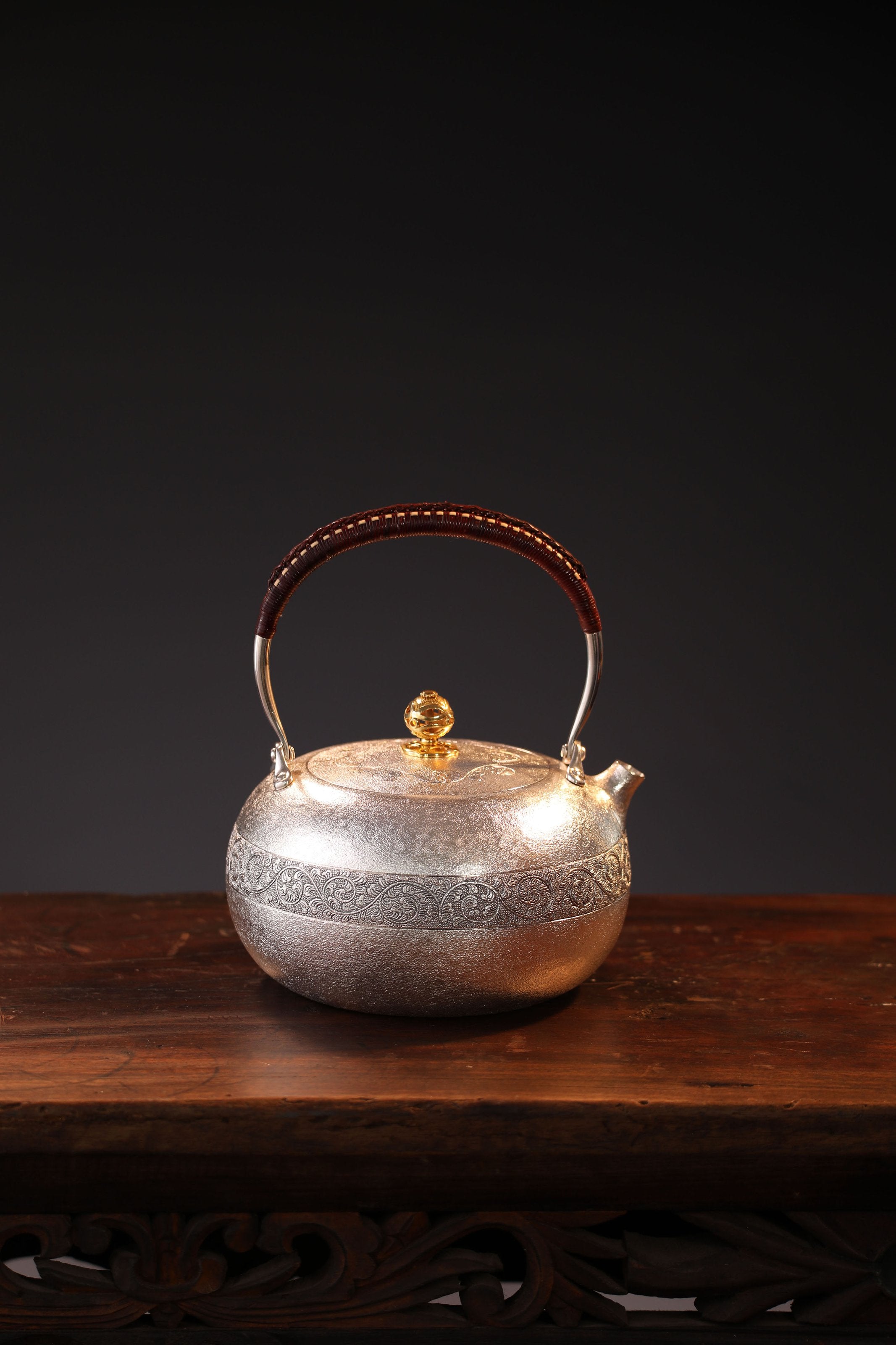 麻點唐草壺(純金鈕)