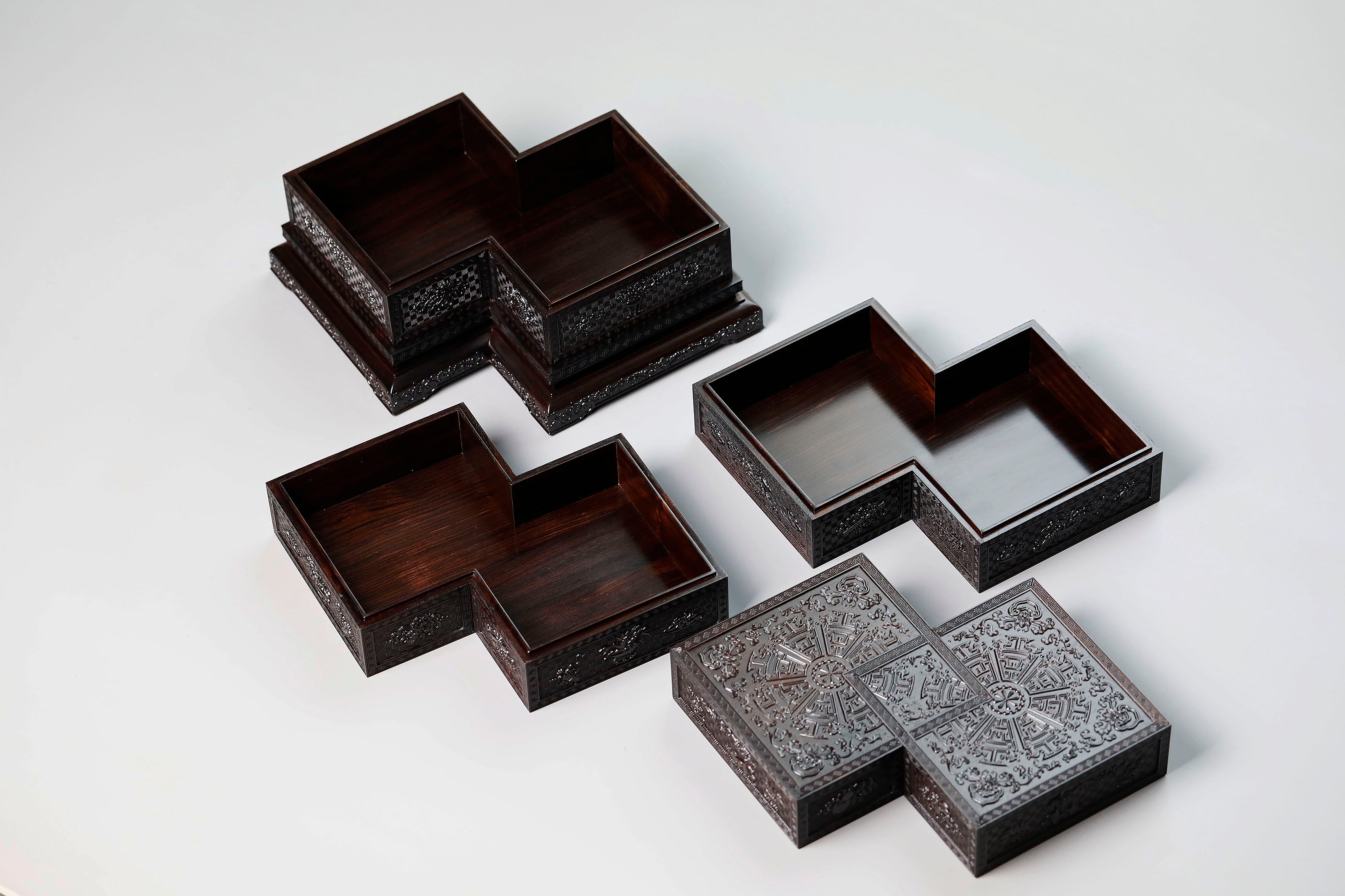 團花夔龍紋滿雕方勝形四層盒