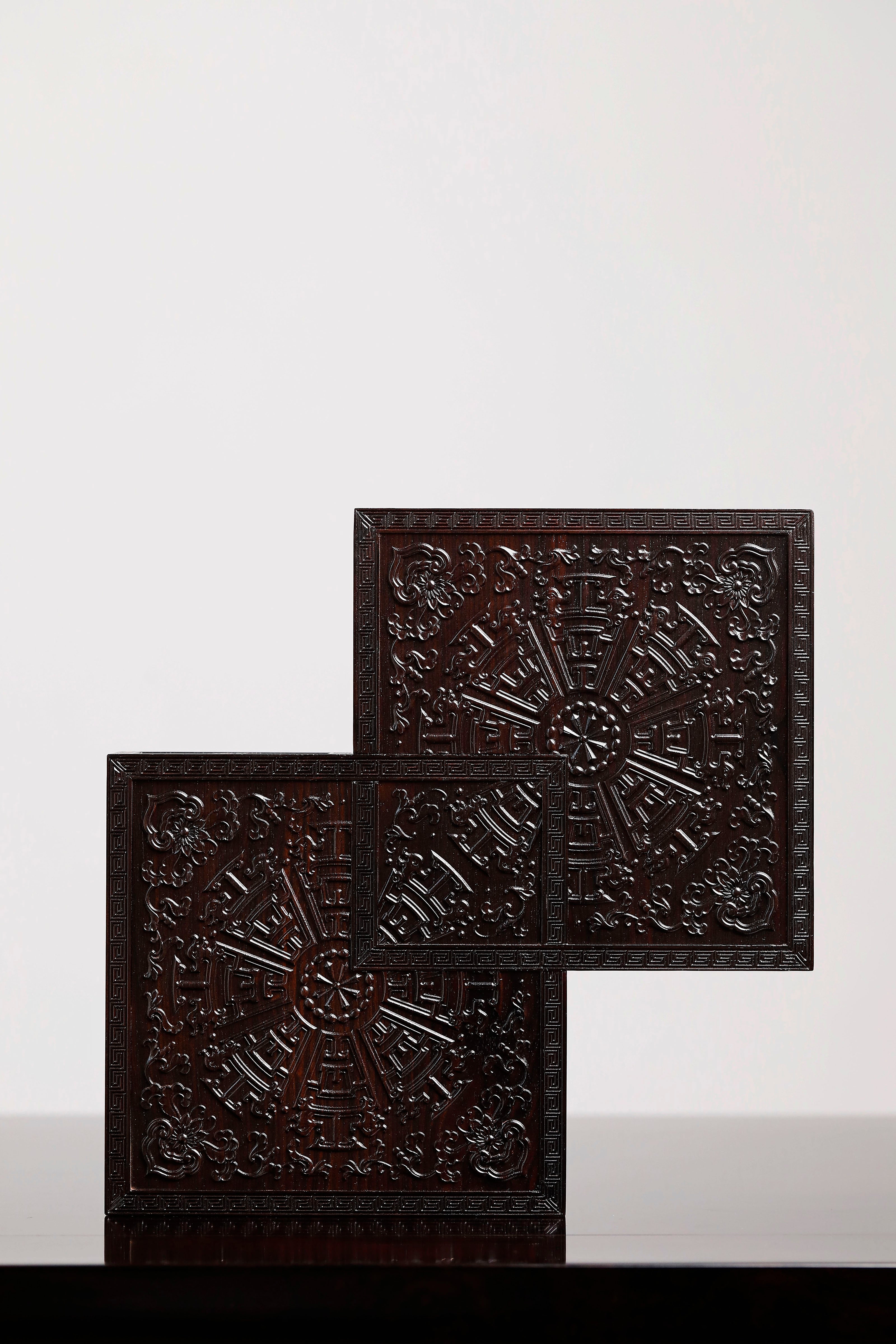 團花夔龍紋滿雕方勝形四層盒