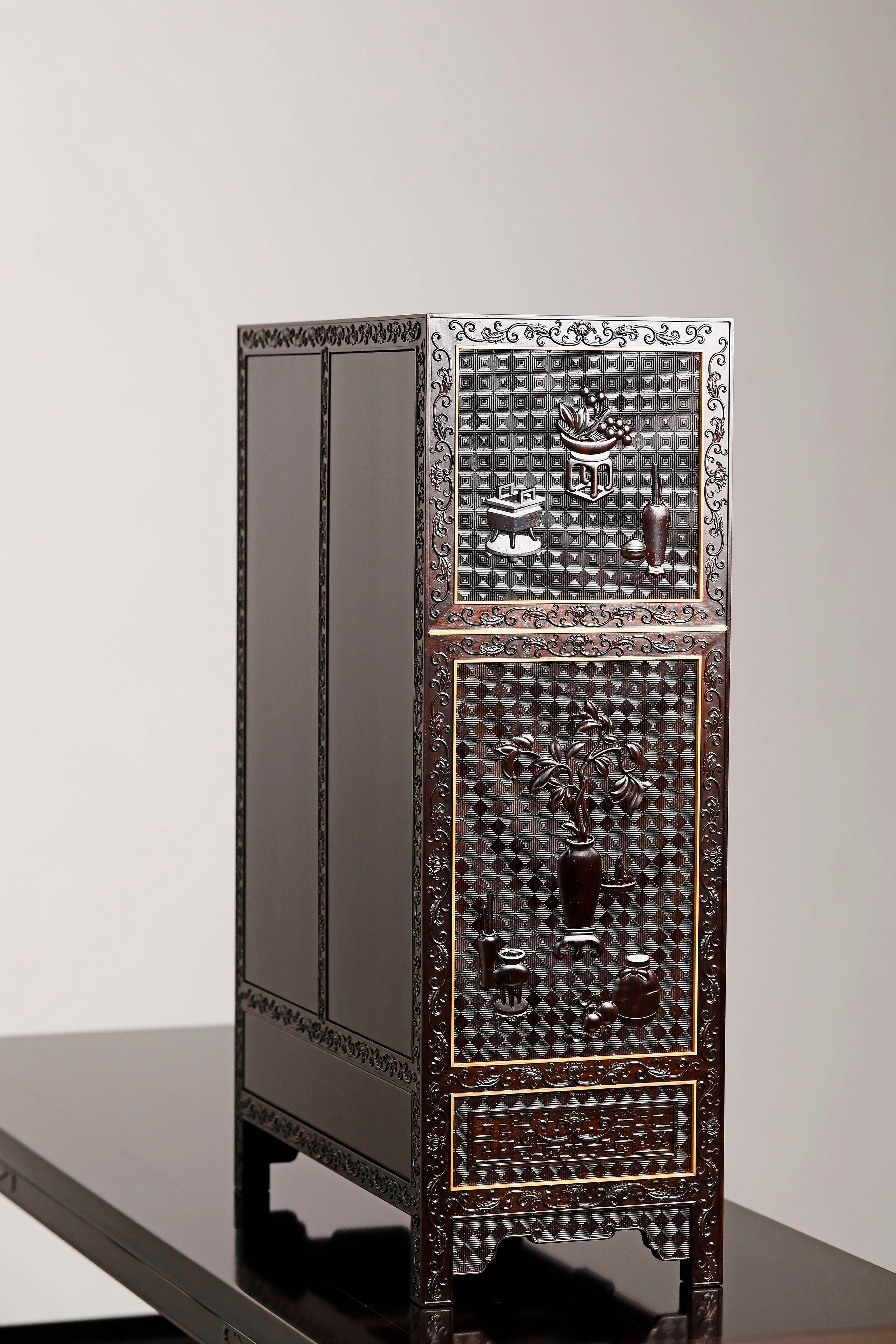 小叶紫檀/赞比亚紫檀满雕博古纹案上柜