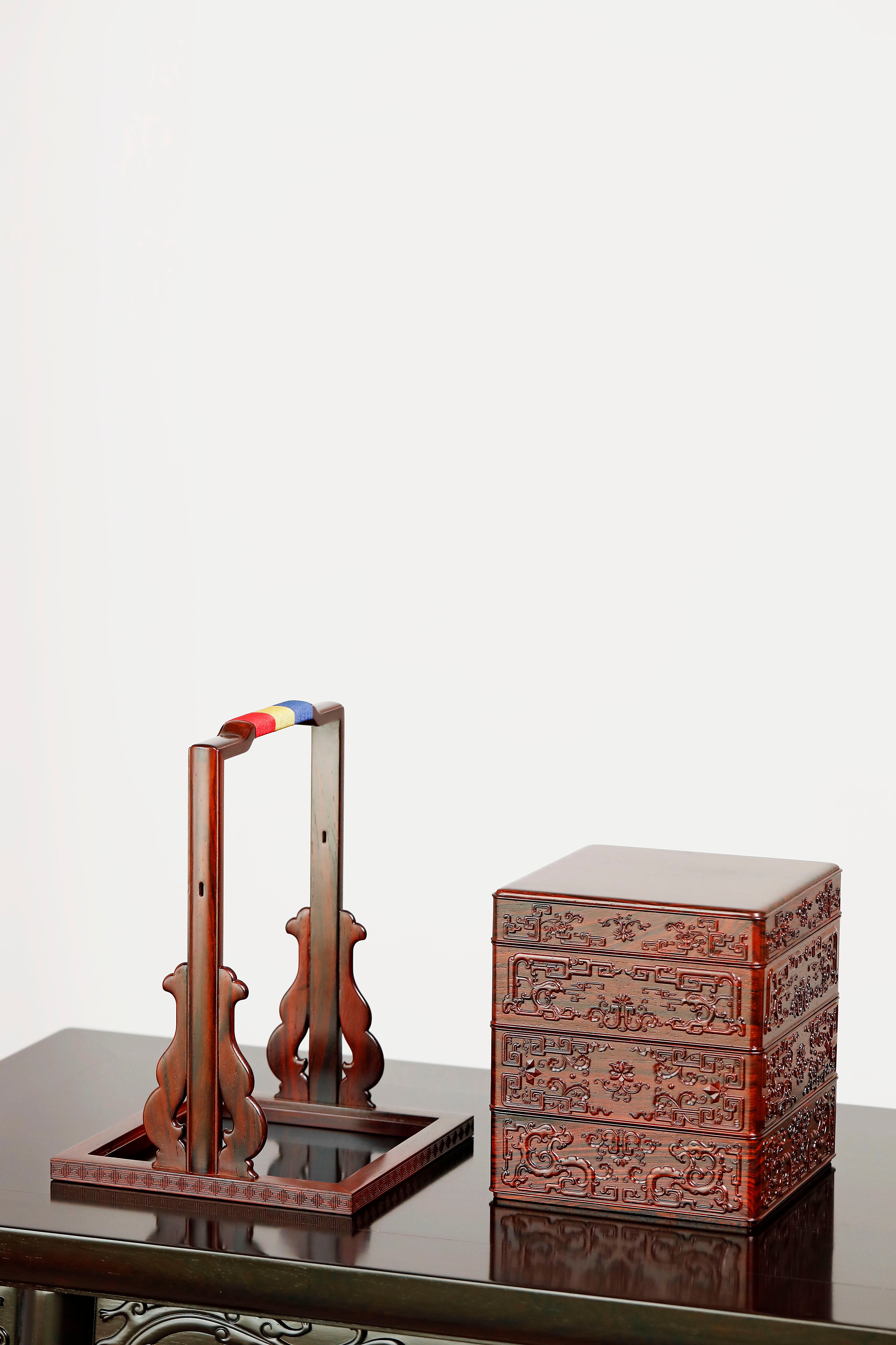 红酸枝雕夔龙凤鸟纹四方提盒