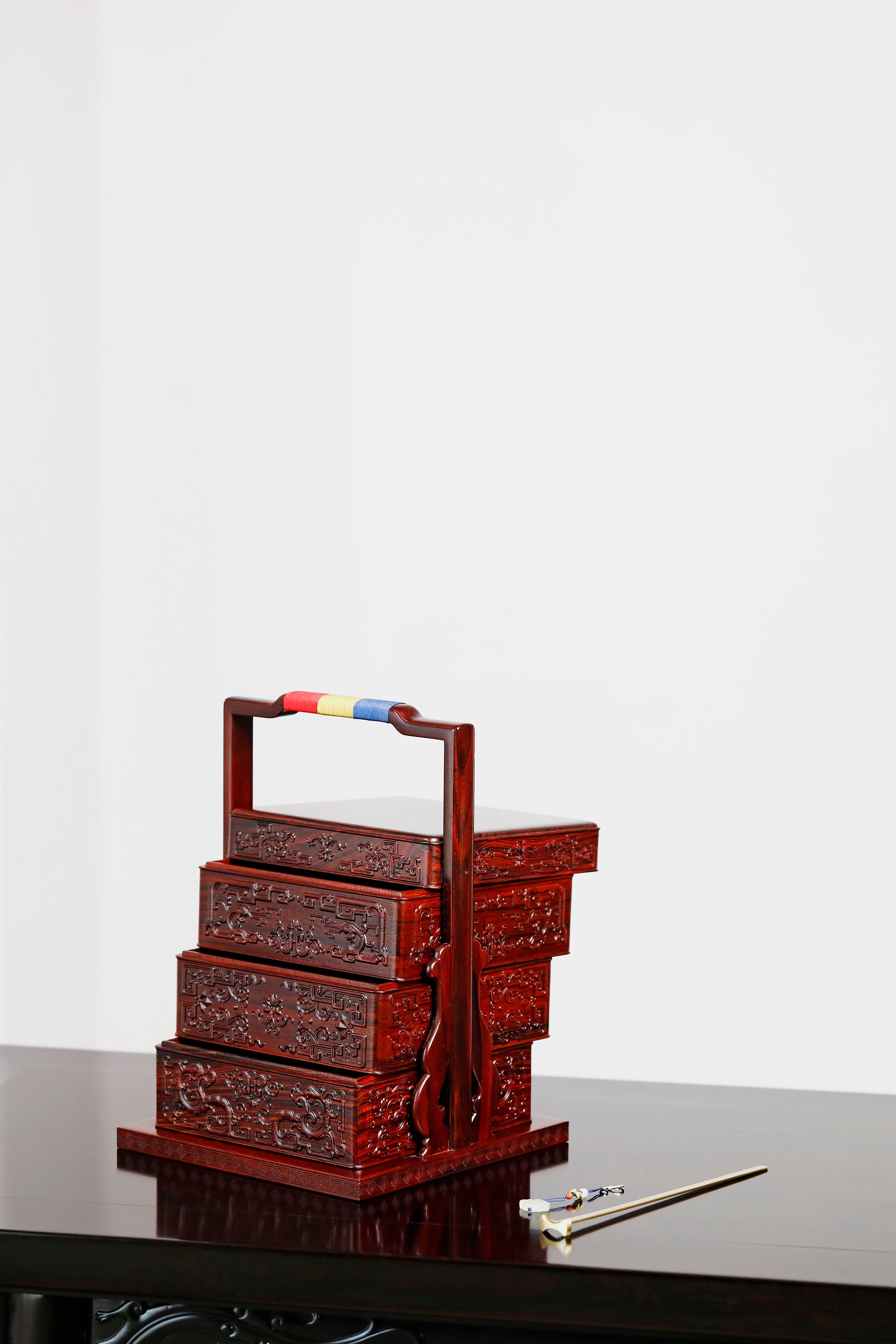 红酸枝雕夔龙凤鸟纹四方提盒