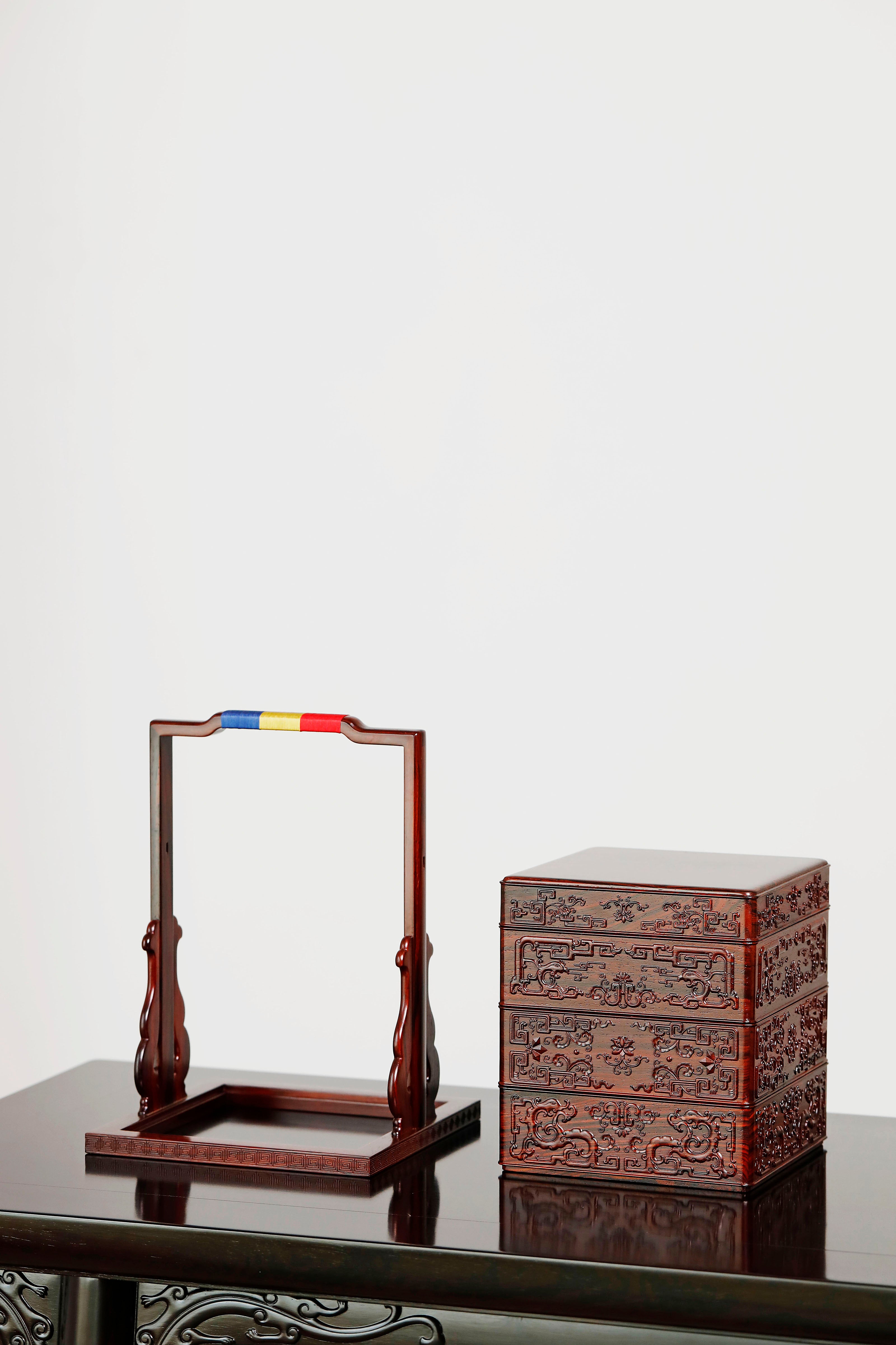 红酸枝雕夔龙凤鸟纹四方提盒