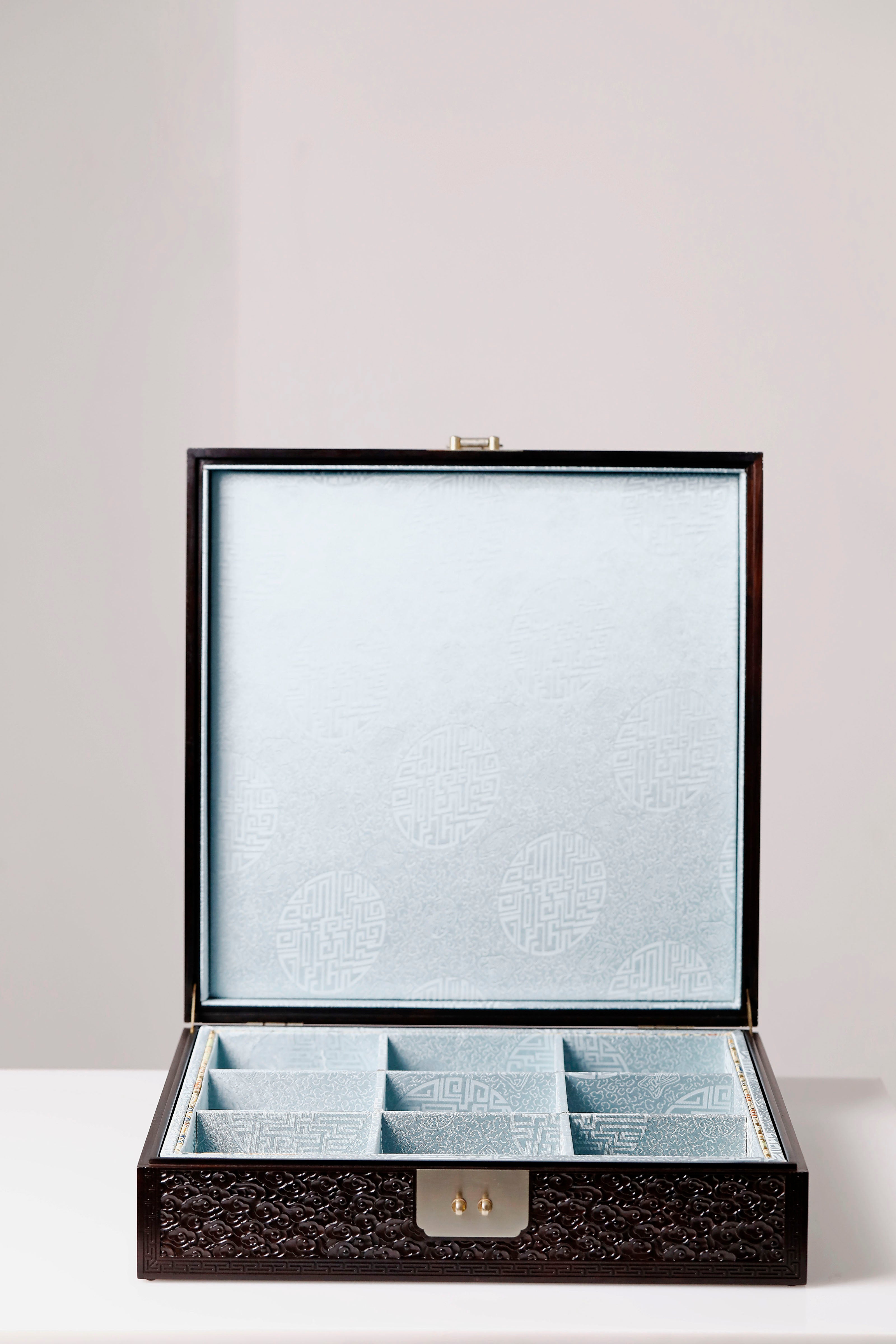 紫光檀龙腾万里满雕茶盒