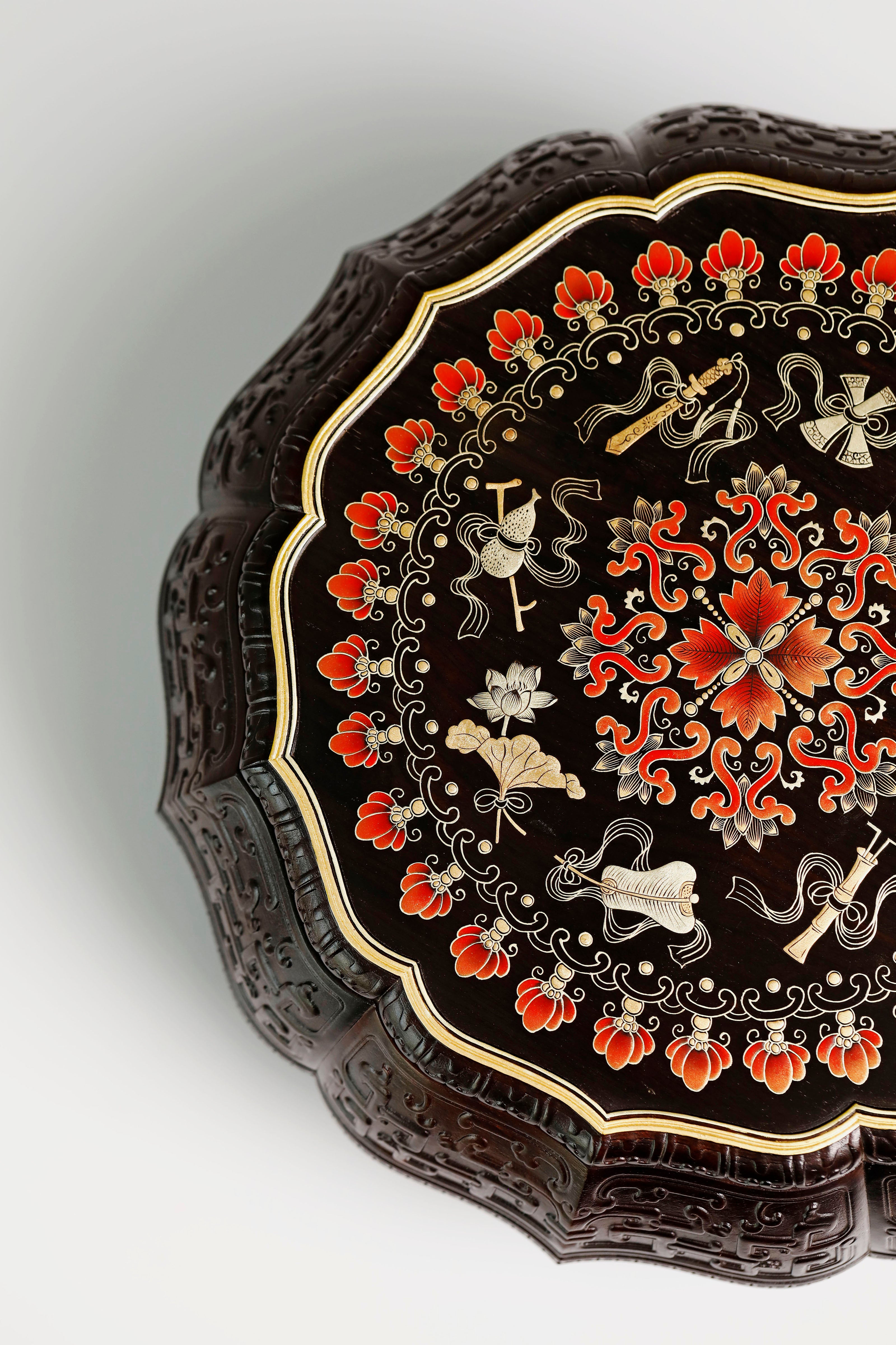 紫光檀描金暗八仙纹葵口十二角果盒