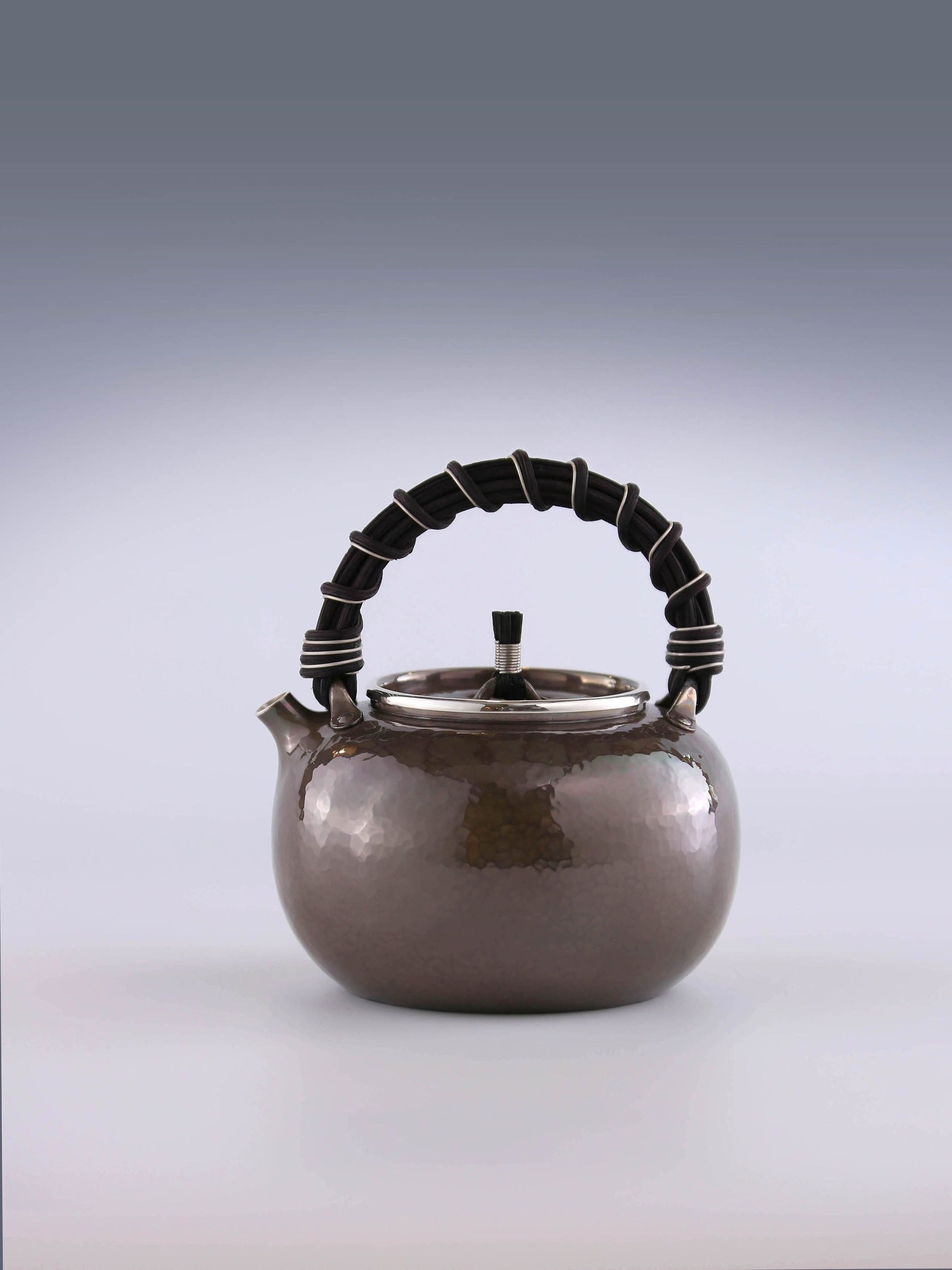 蘋果形藤把提梁銀壺