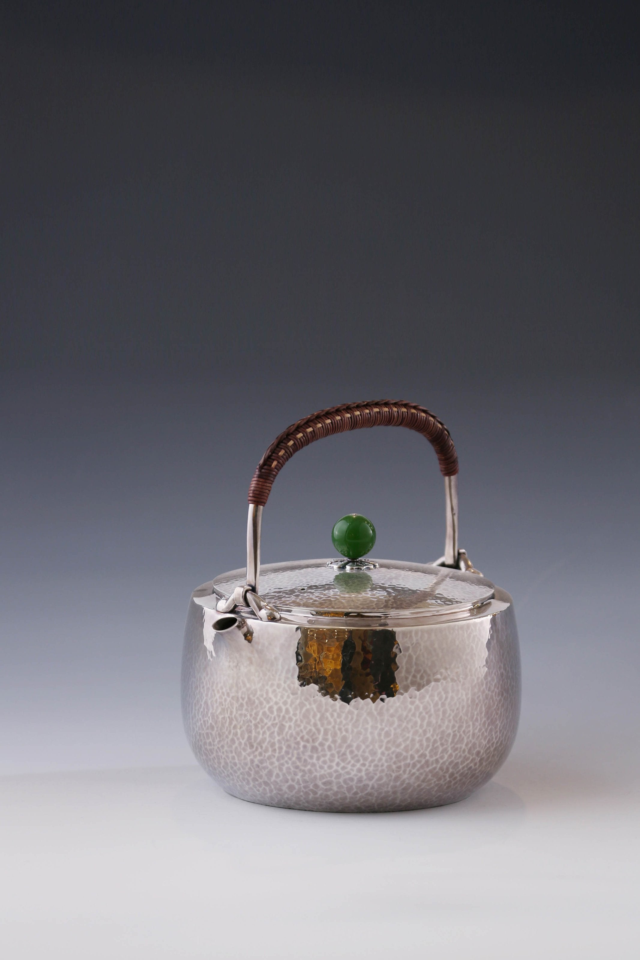 平领锤纹碧玉摘银壶