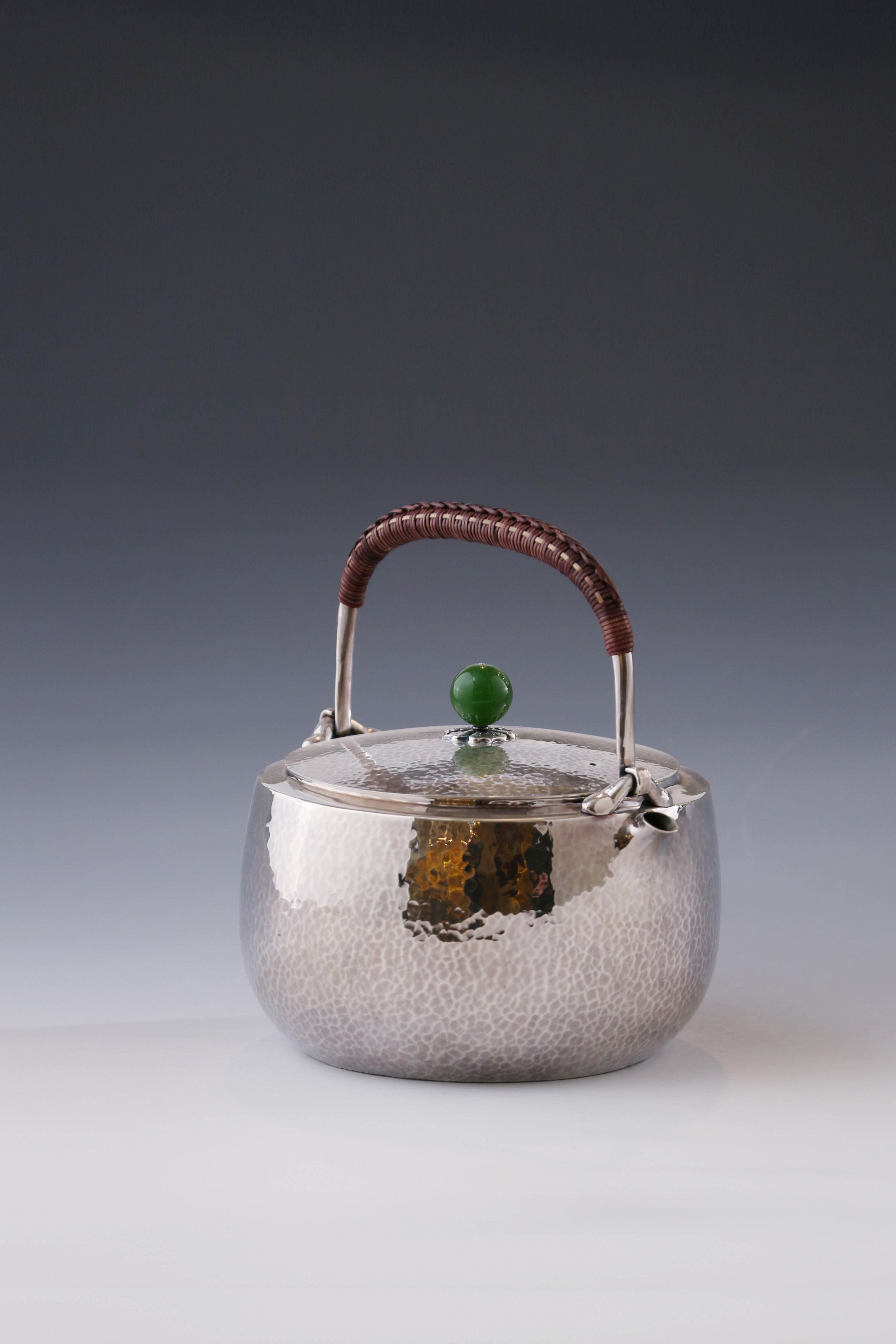 平领锤纹碧玉摘银壶