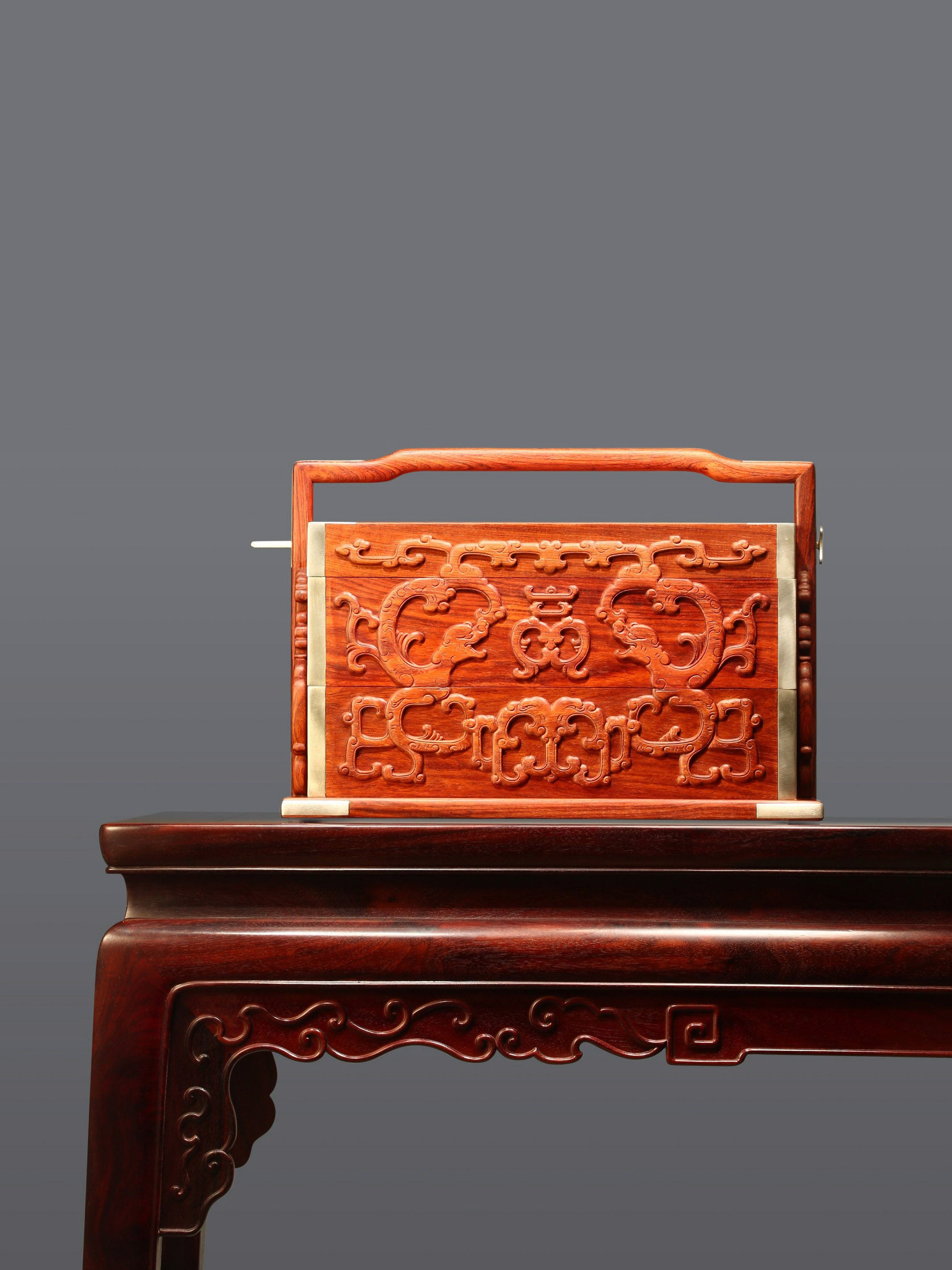 Double-layered carrying box made of rosewood/white rosewood with dragons holding longevity symbols
