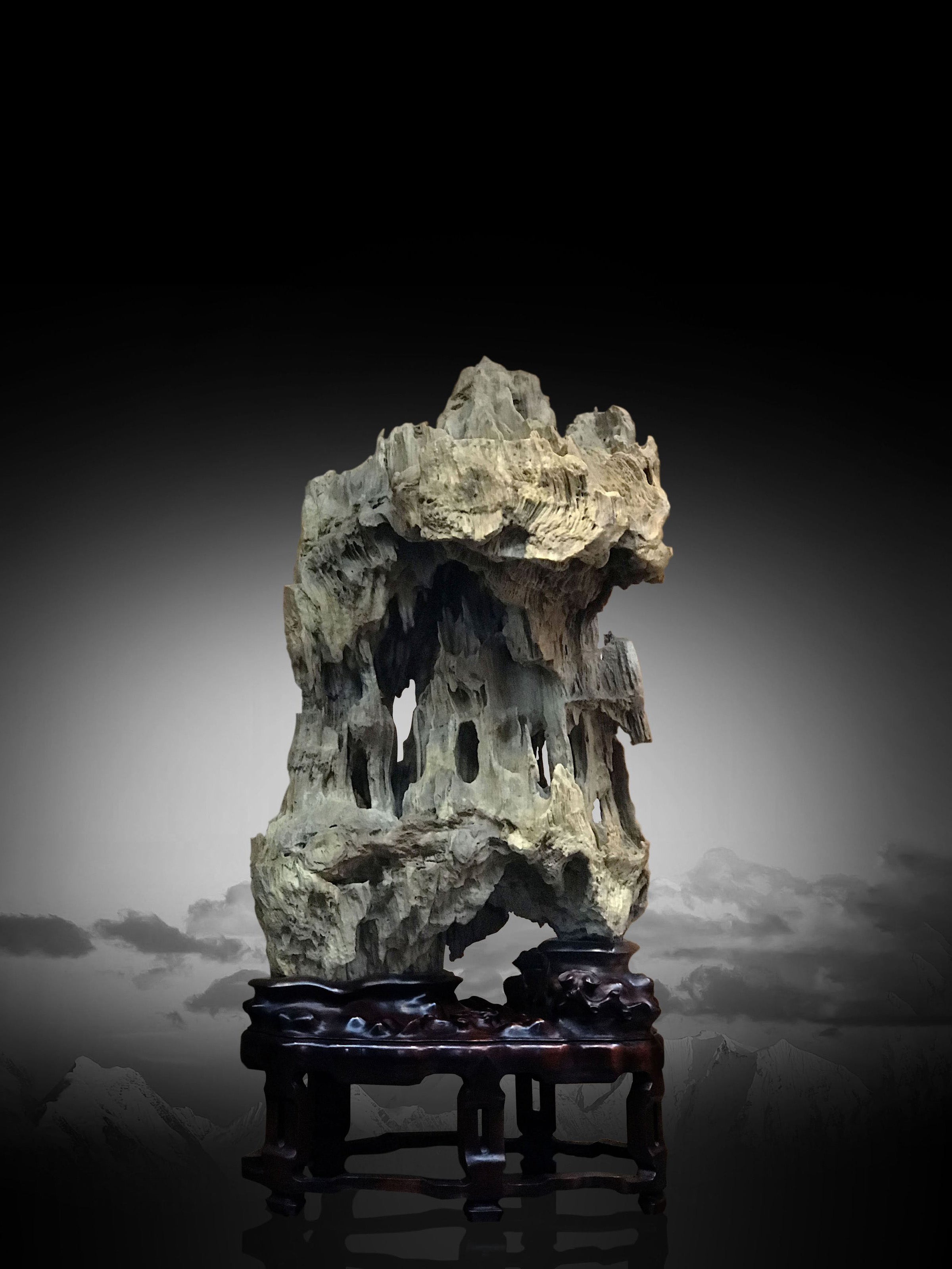 嵌空华阳洞,重叠匡山岑