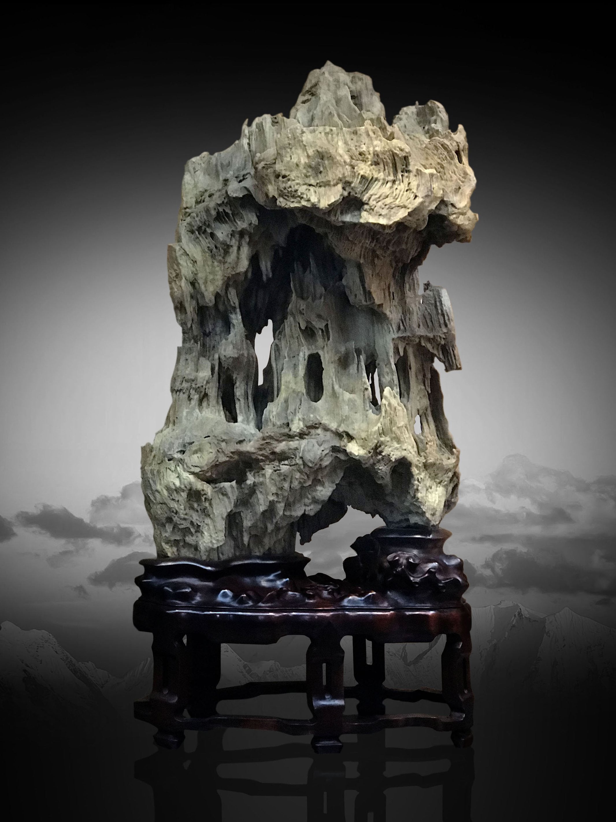 嵌空华阳洞,重叠匡山岑