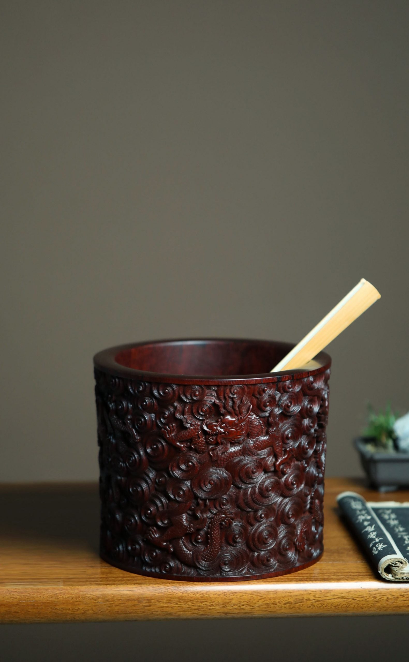 小葉紫檀乾隆期官造雕龍紋大筆筒