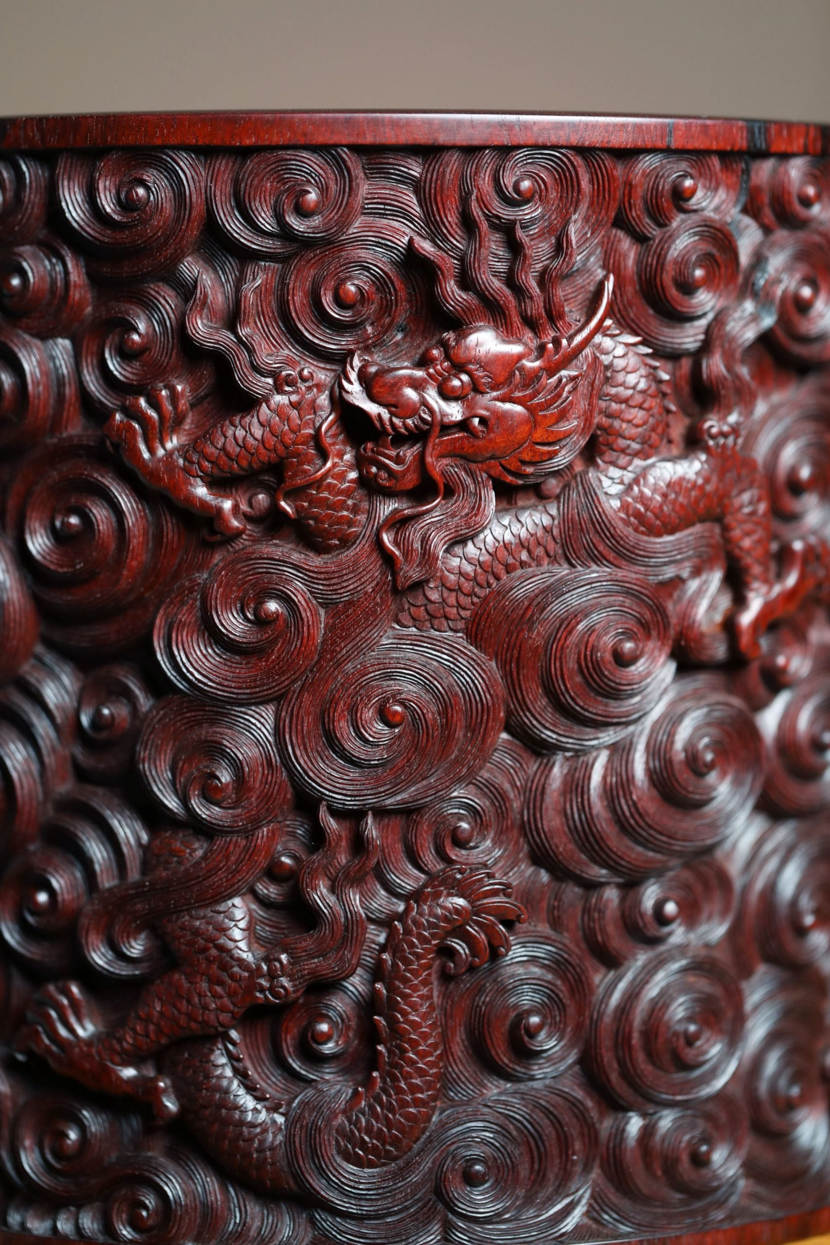 小葉紫檀乾隆期官造雕龍紋大筆筒