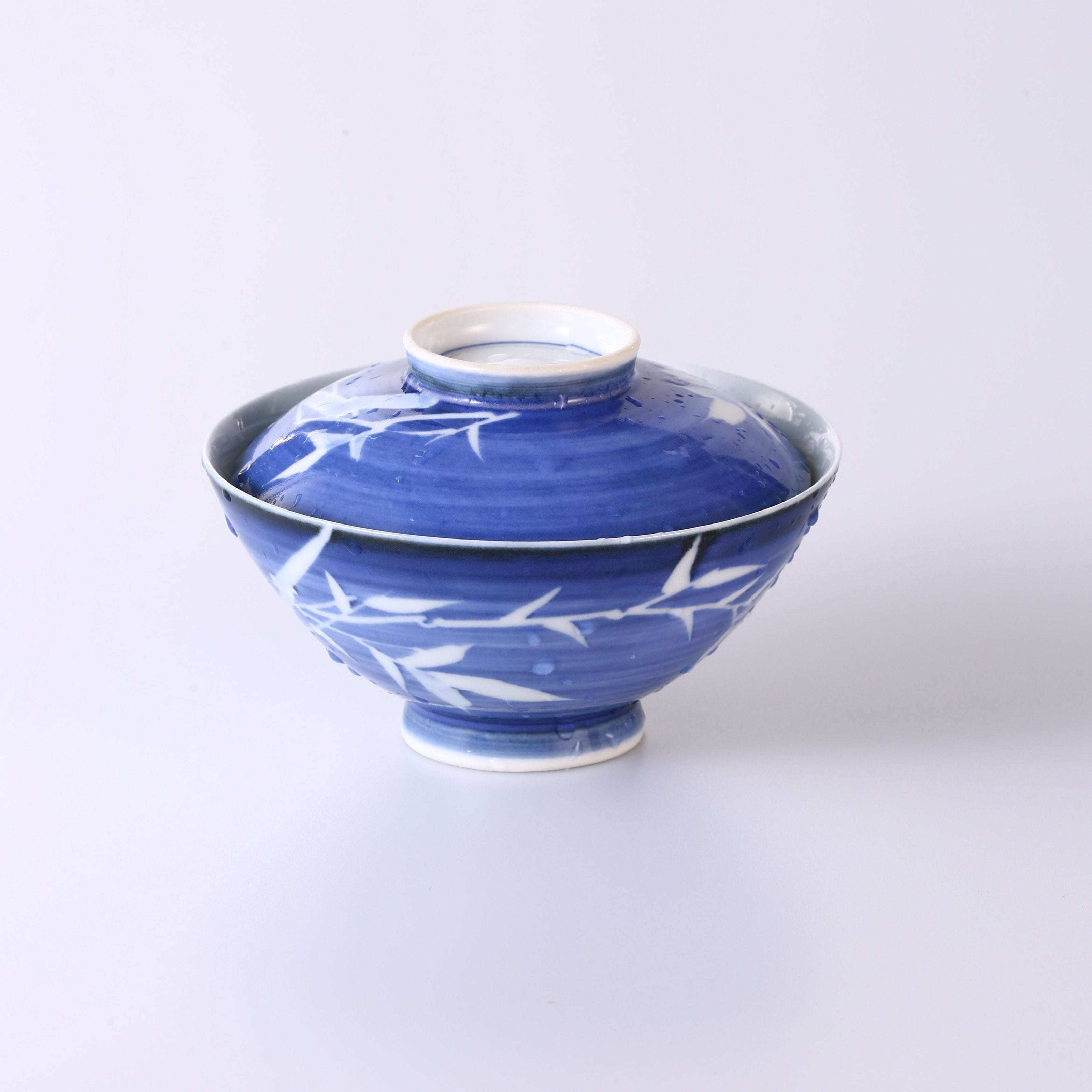 Blue and White Lidded Bowl with Bamboo Motif Symbolizing Noble Integrity