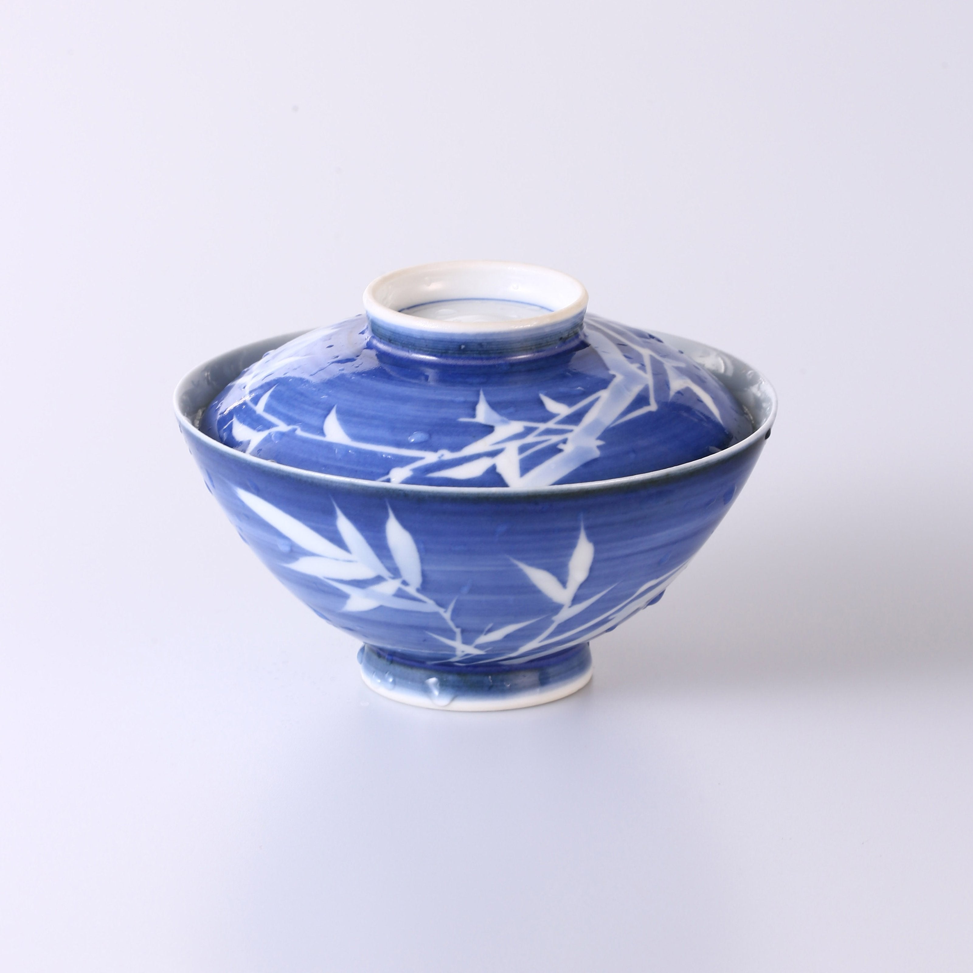 Blue and White Lidded Bowl with Bamboo Motif Symbolizing Noble Integrity