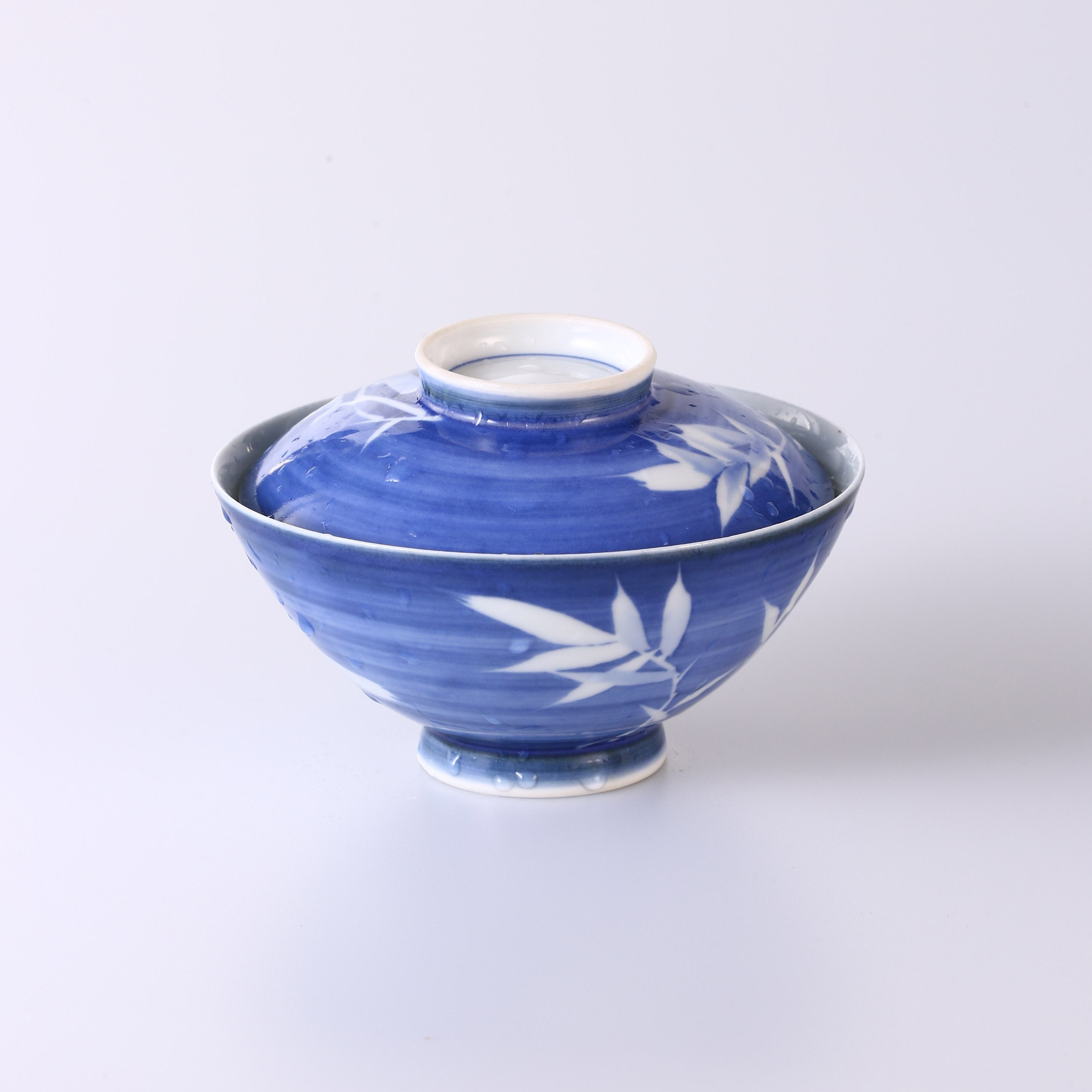 Blue and White Lidded Bowl with Bamboo Motif Symbolizing Noble Integrity