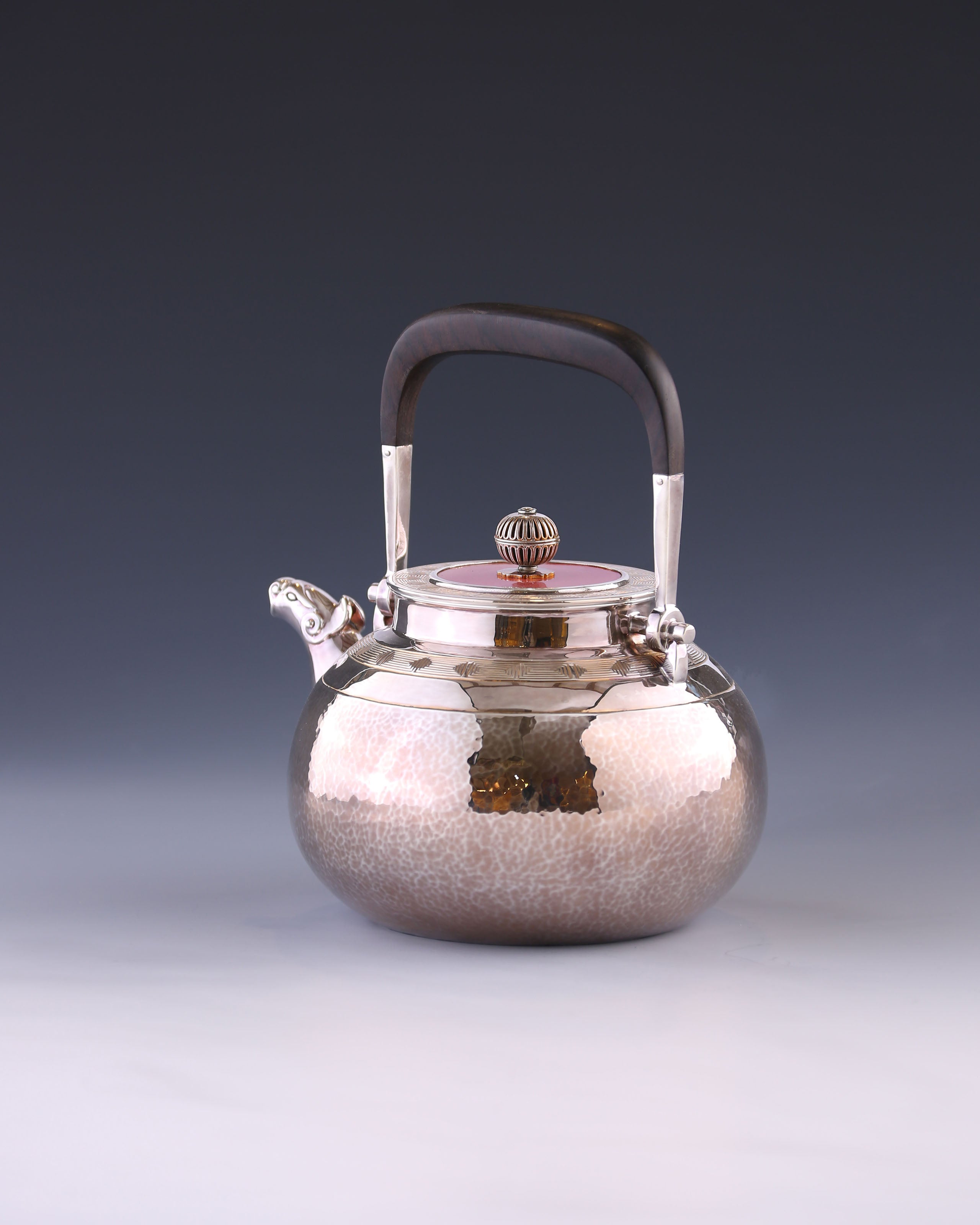 瑞獸雲雷紋銀壺