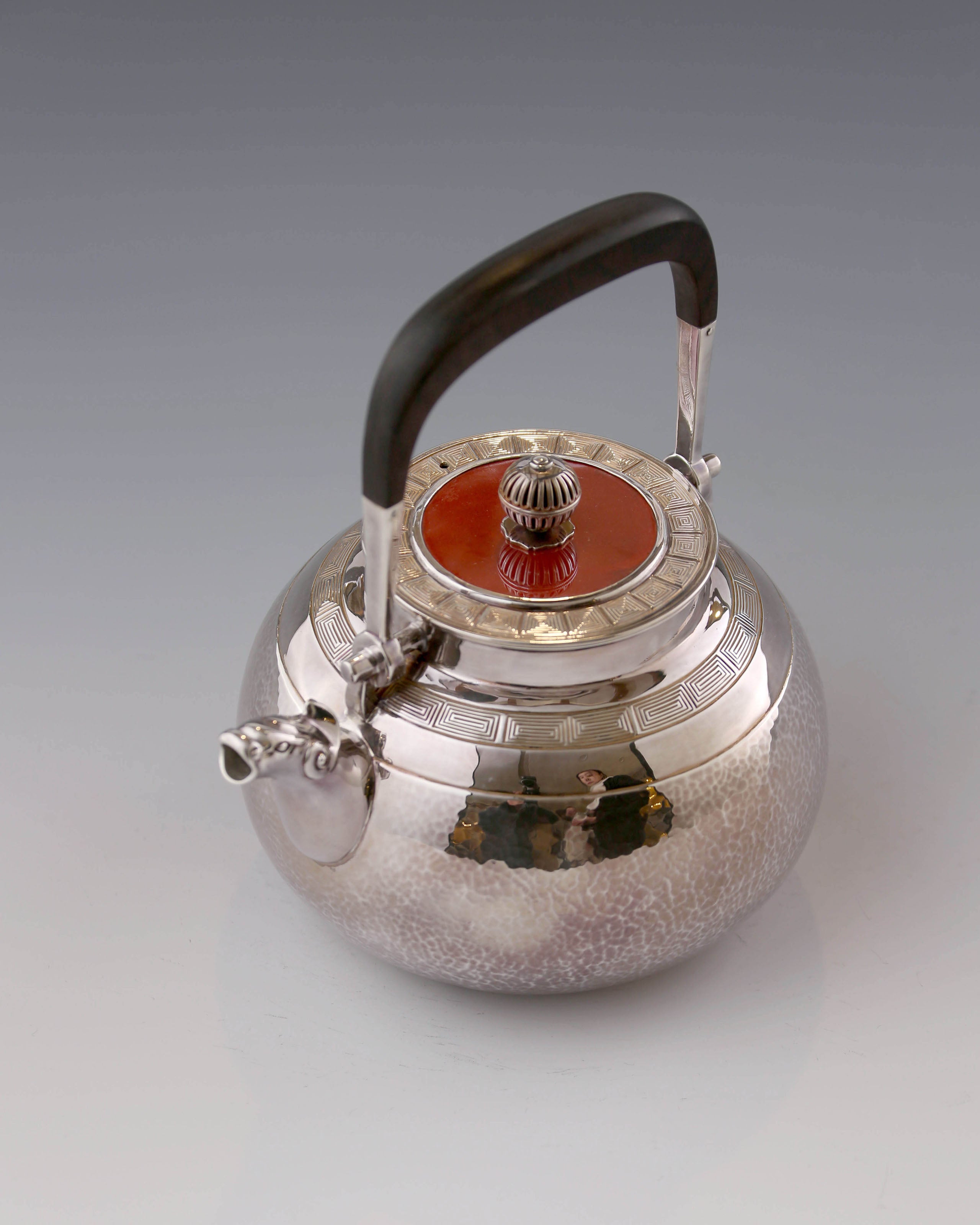 瑞獸雲雷紋銀壺