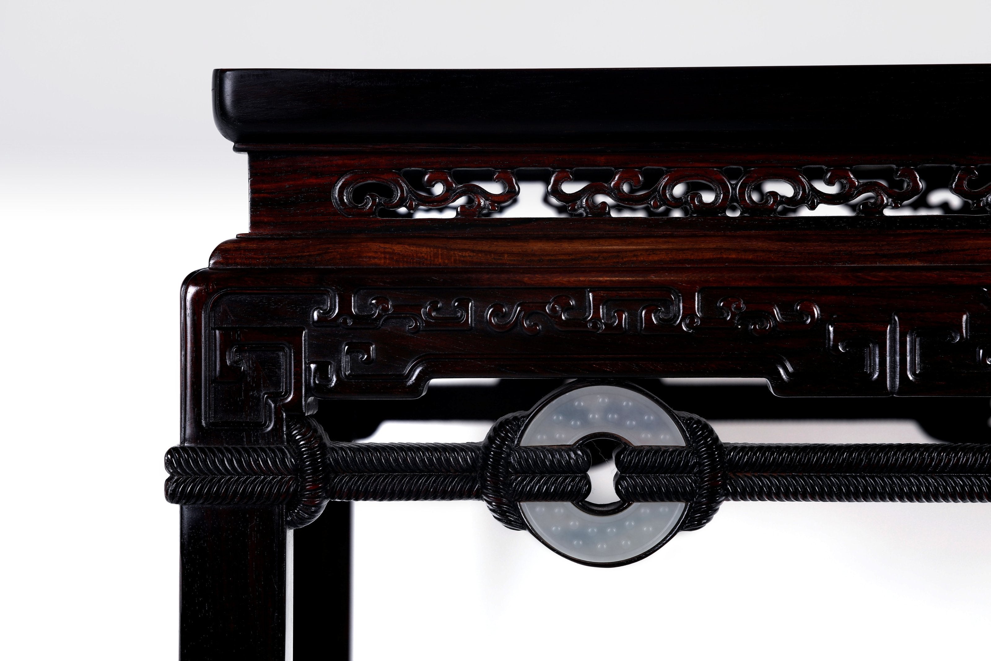 绳拉玉璧纹马蹄足条桌