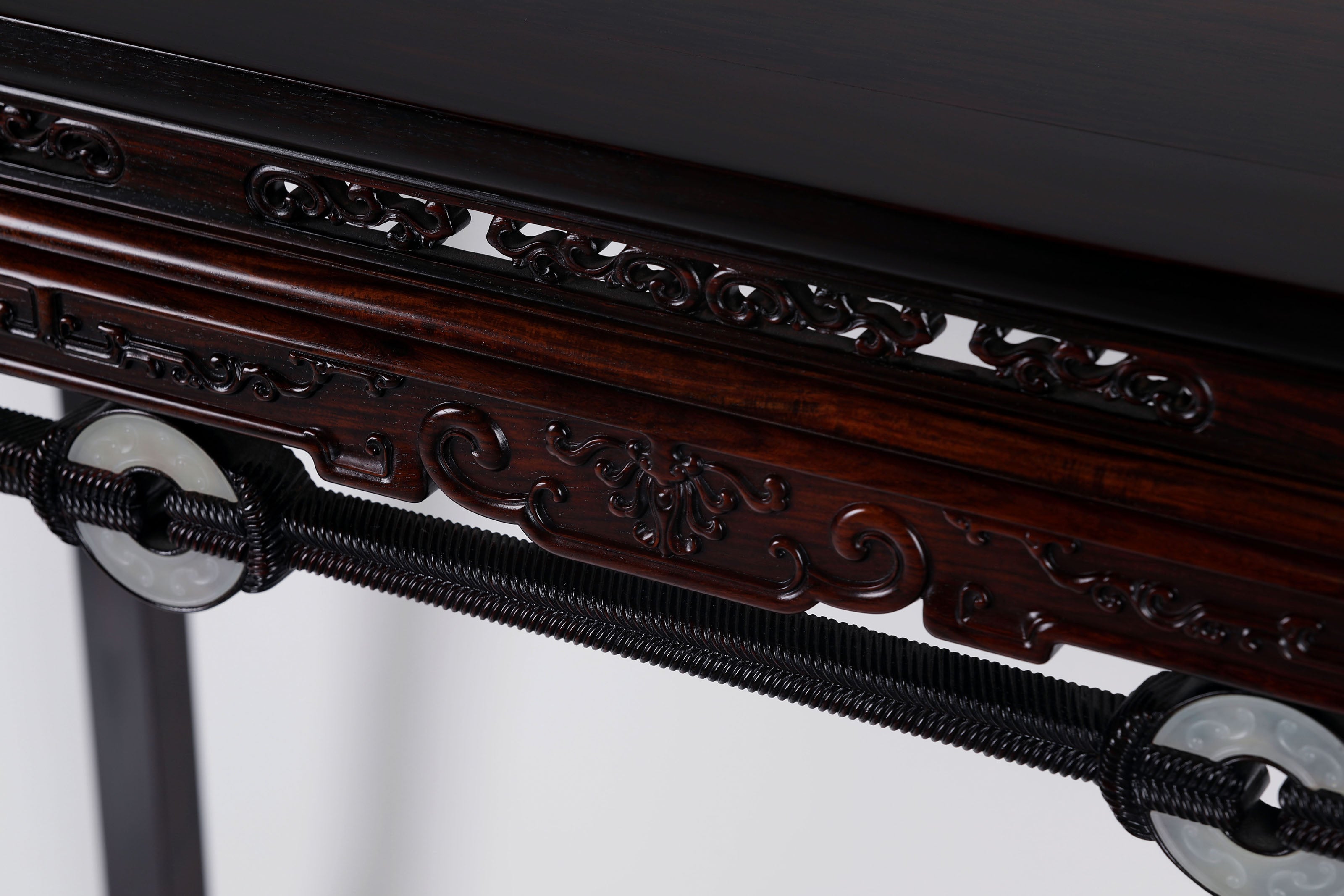 绳拉玉璧纹马蹄足条桌