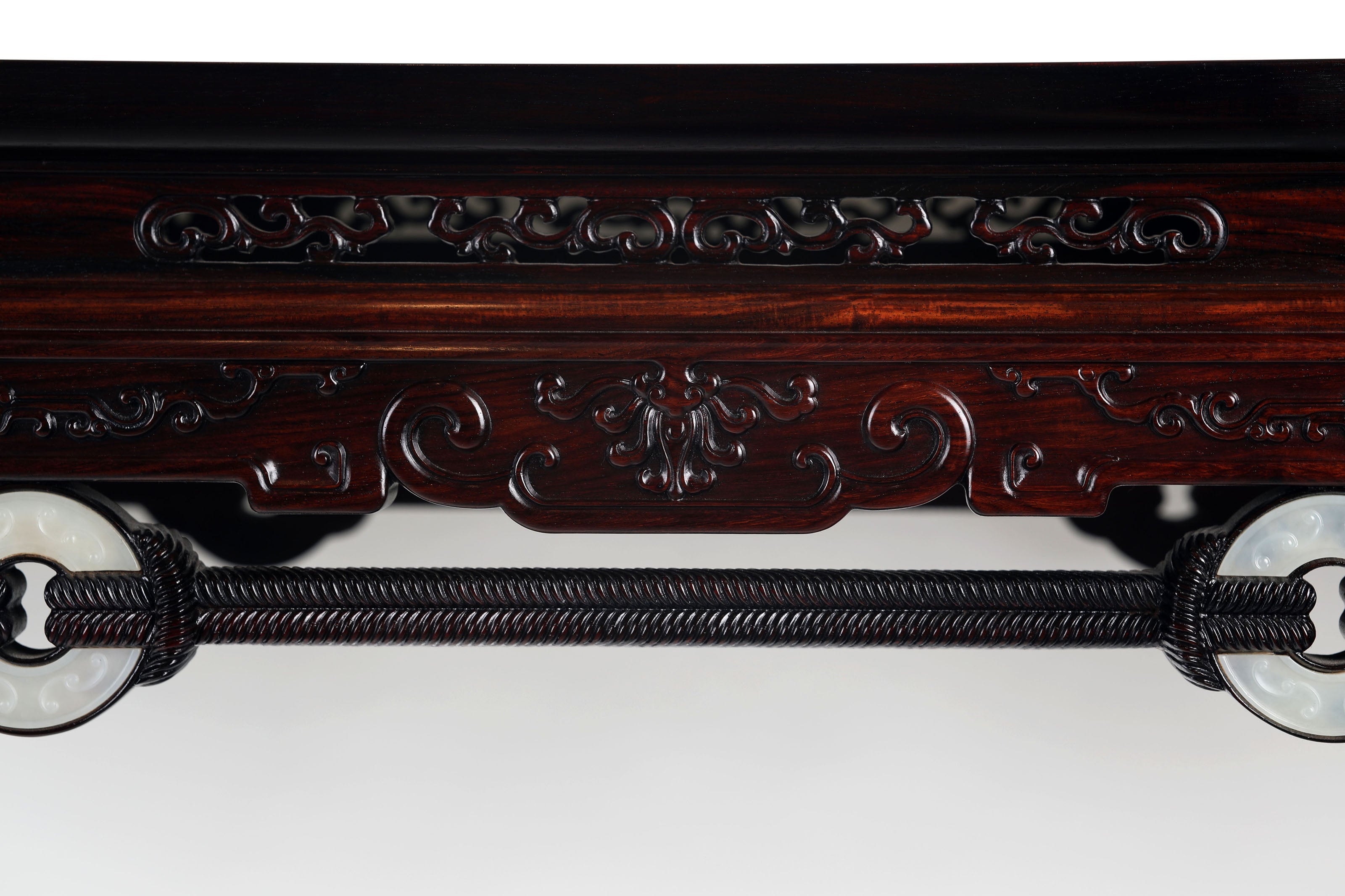 绳拉玉璧纹马蹄足条桌