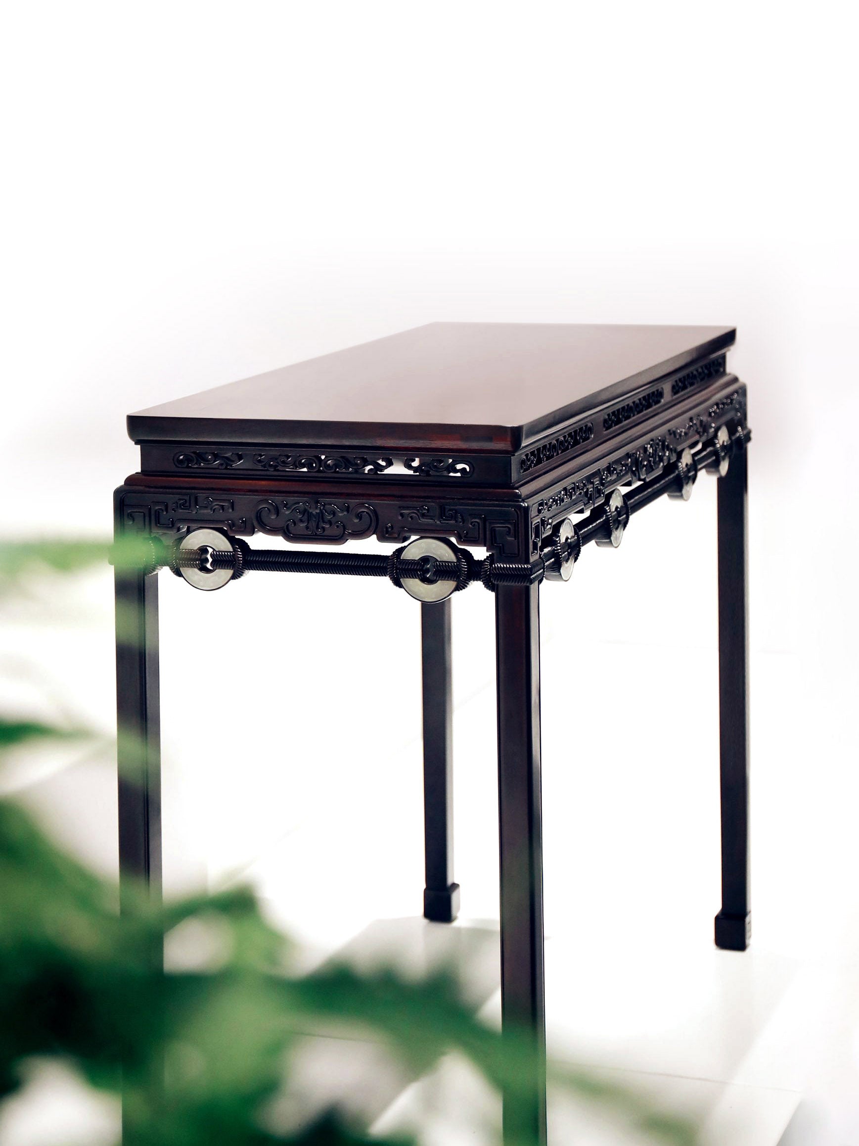 绳拉玉璧纹马蹄足条桌