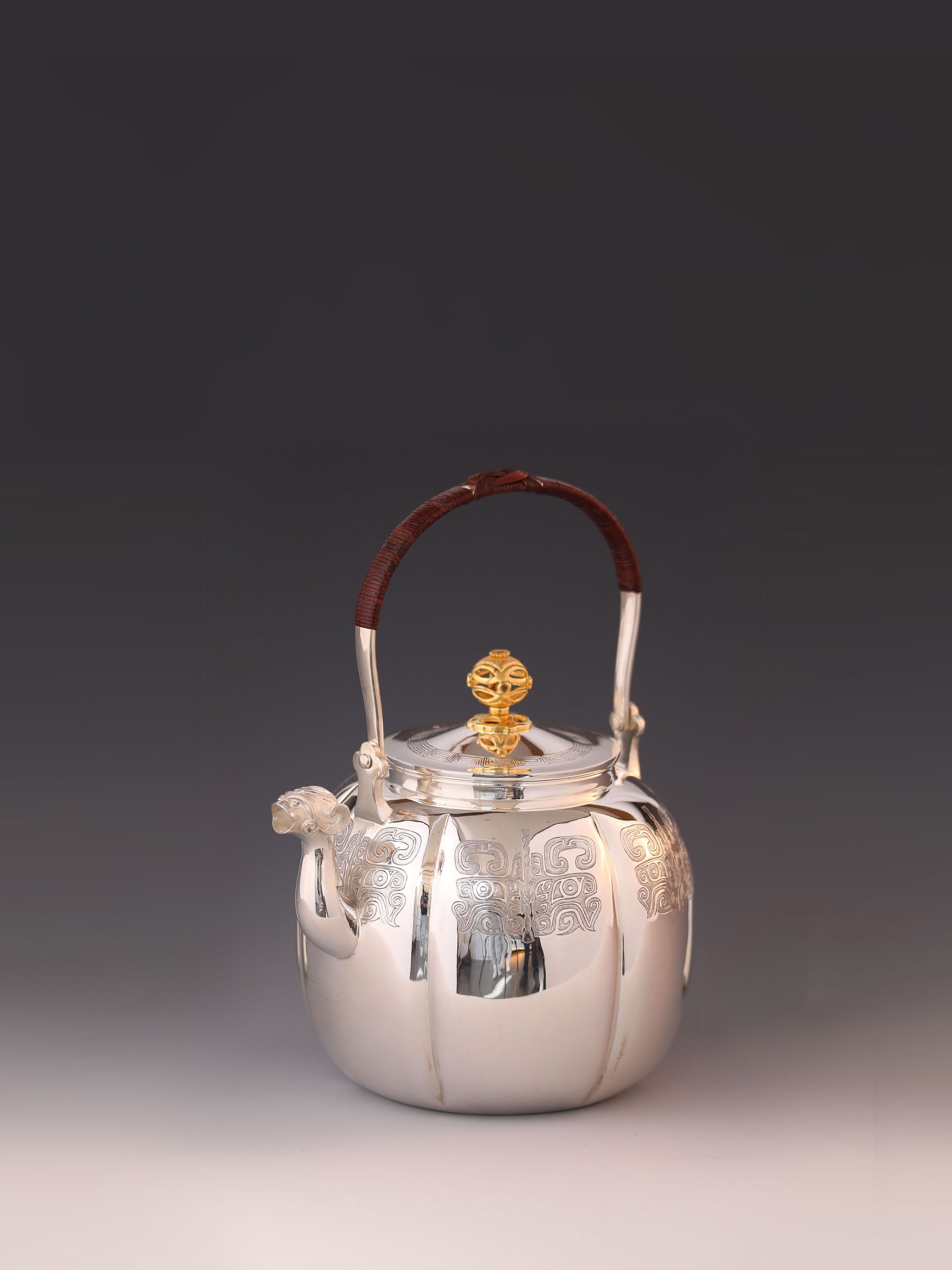 饕餮紋金摘獸口布袋壺(純金鈕)