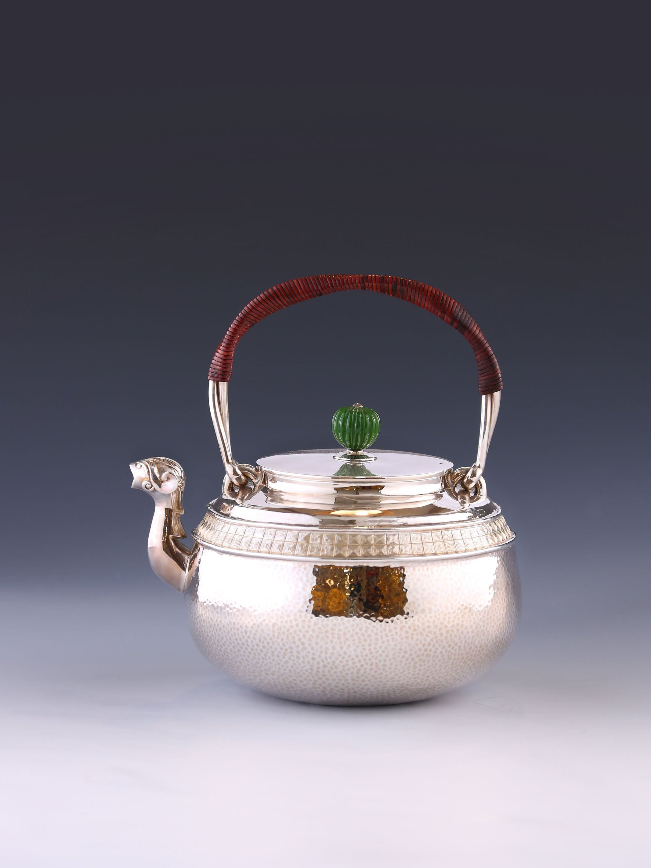 獸口雙腰線迴紋銀壺