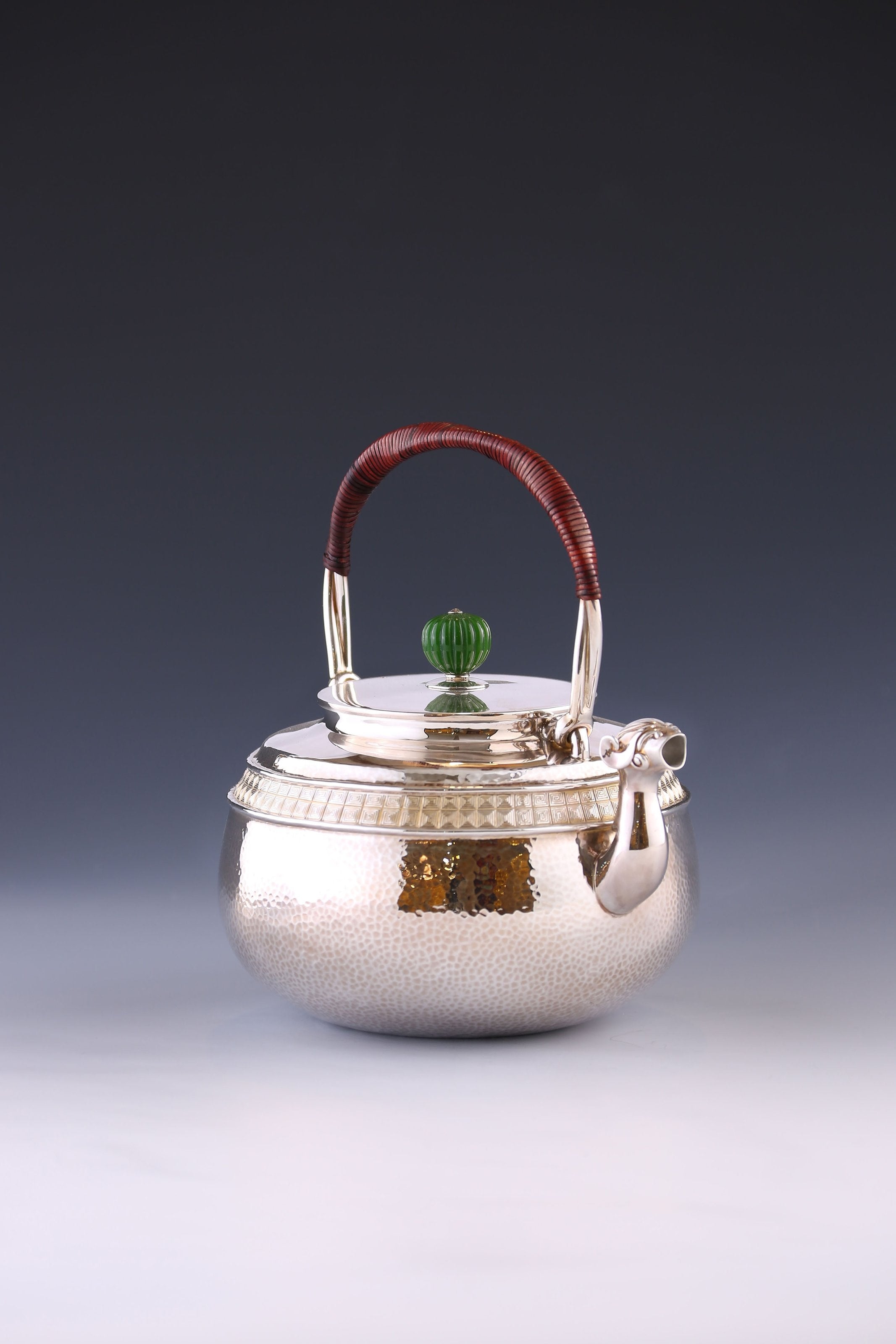 獸口雙腰線迴紋銀壺