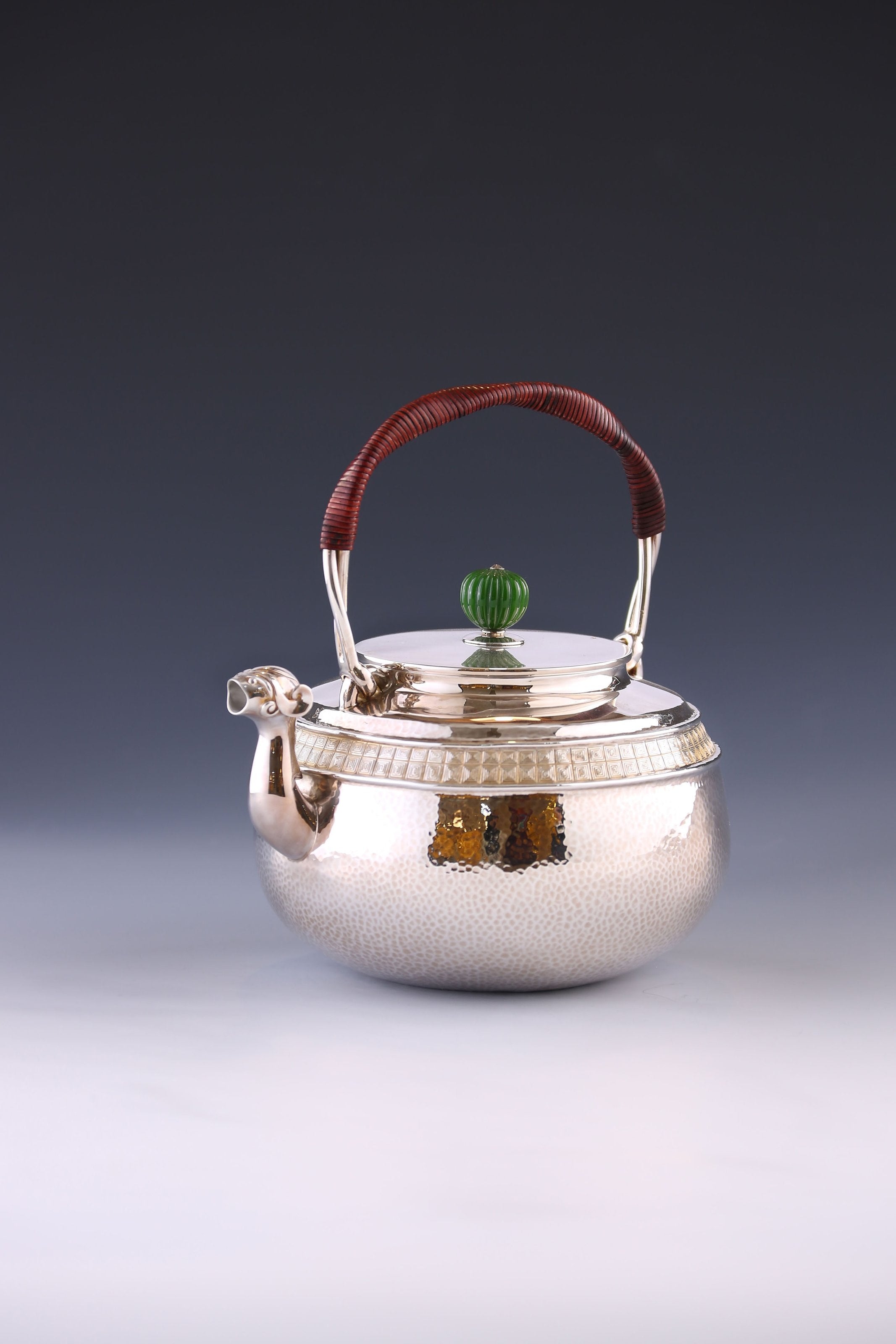 獸口雙腰線迴紋銀壺