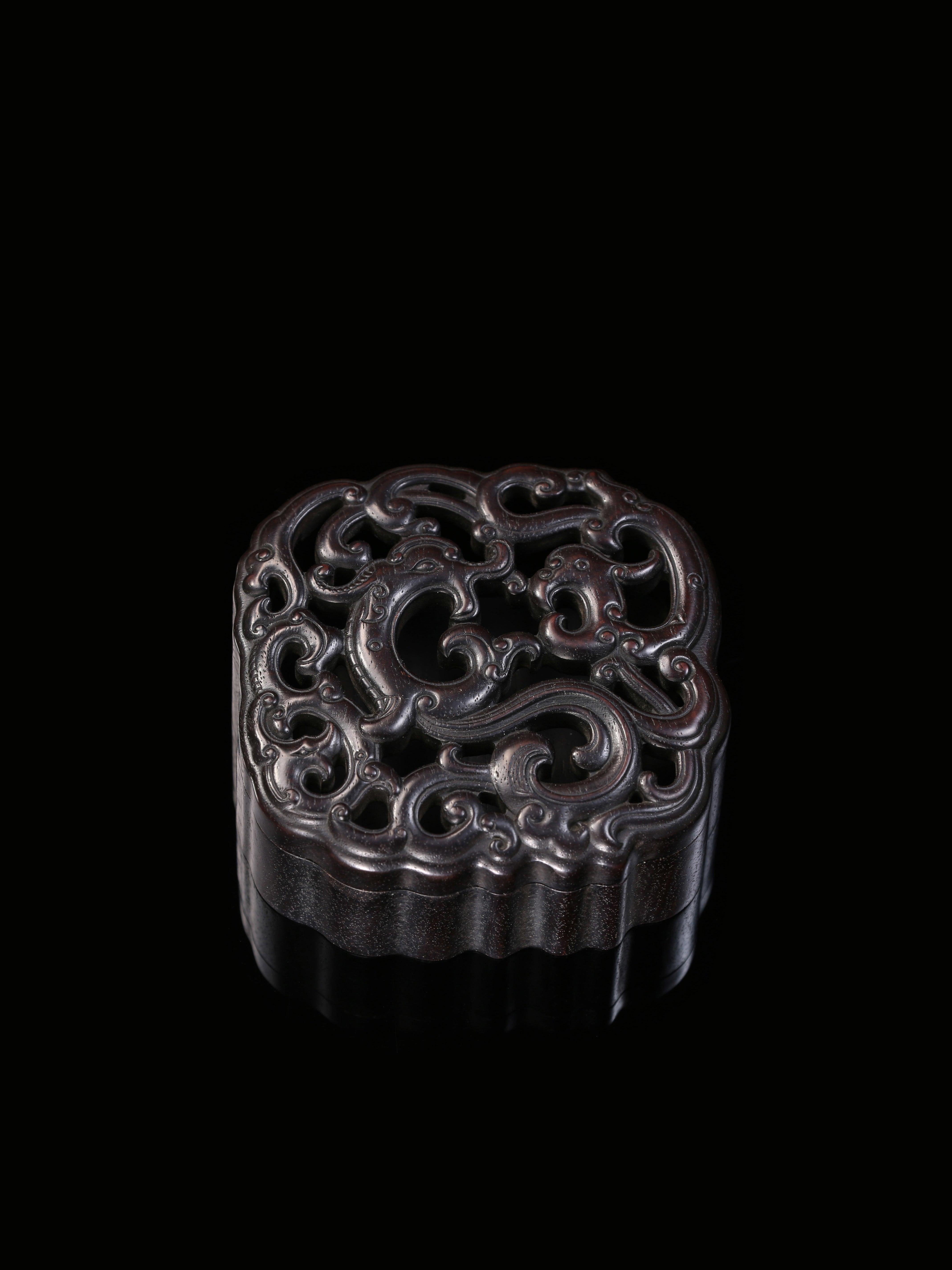 螭龙纹透雕香薰盒