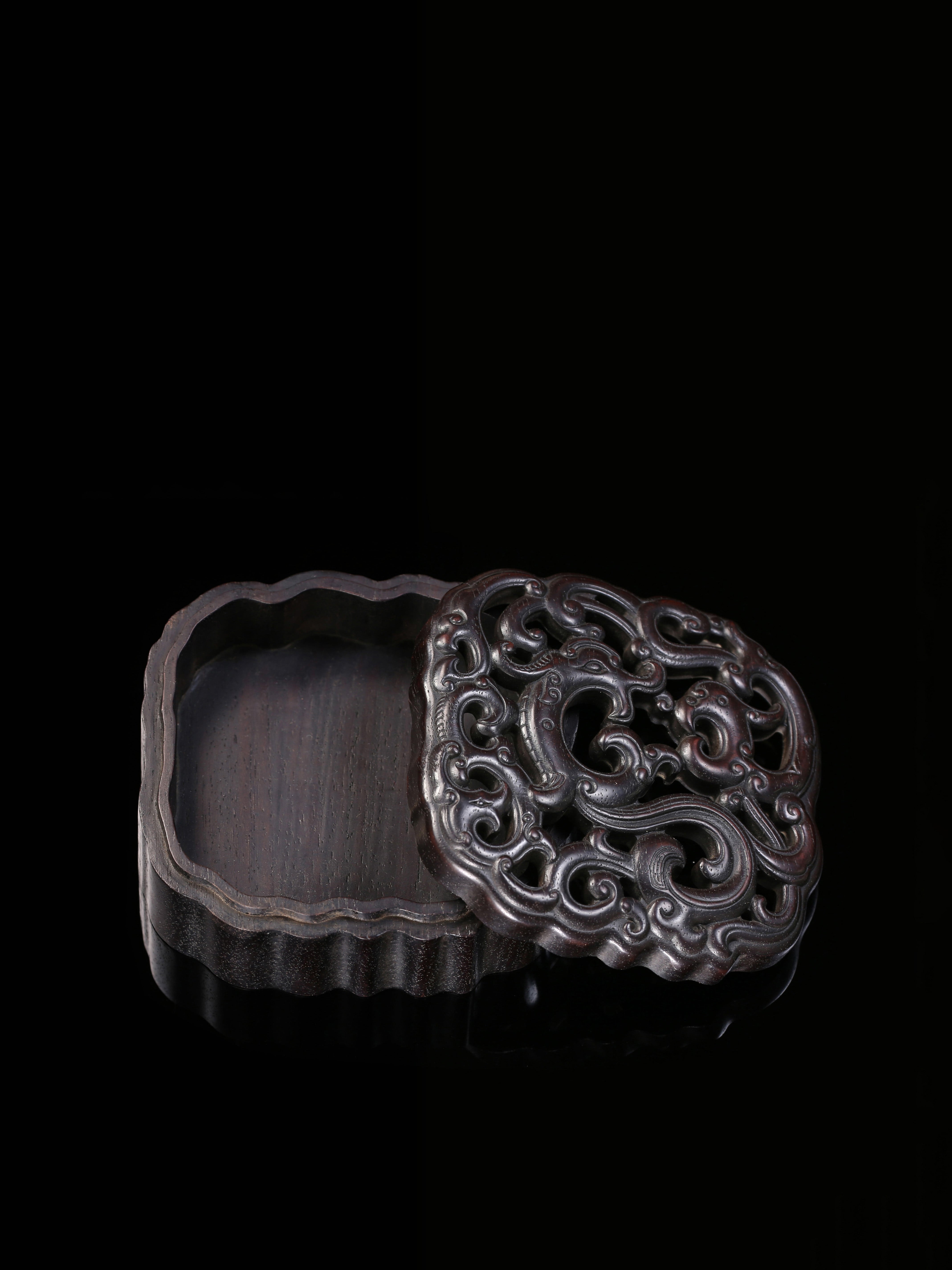 螭龙纹透雕香薰盒