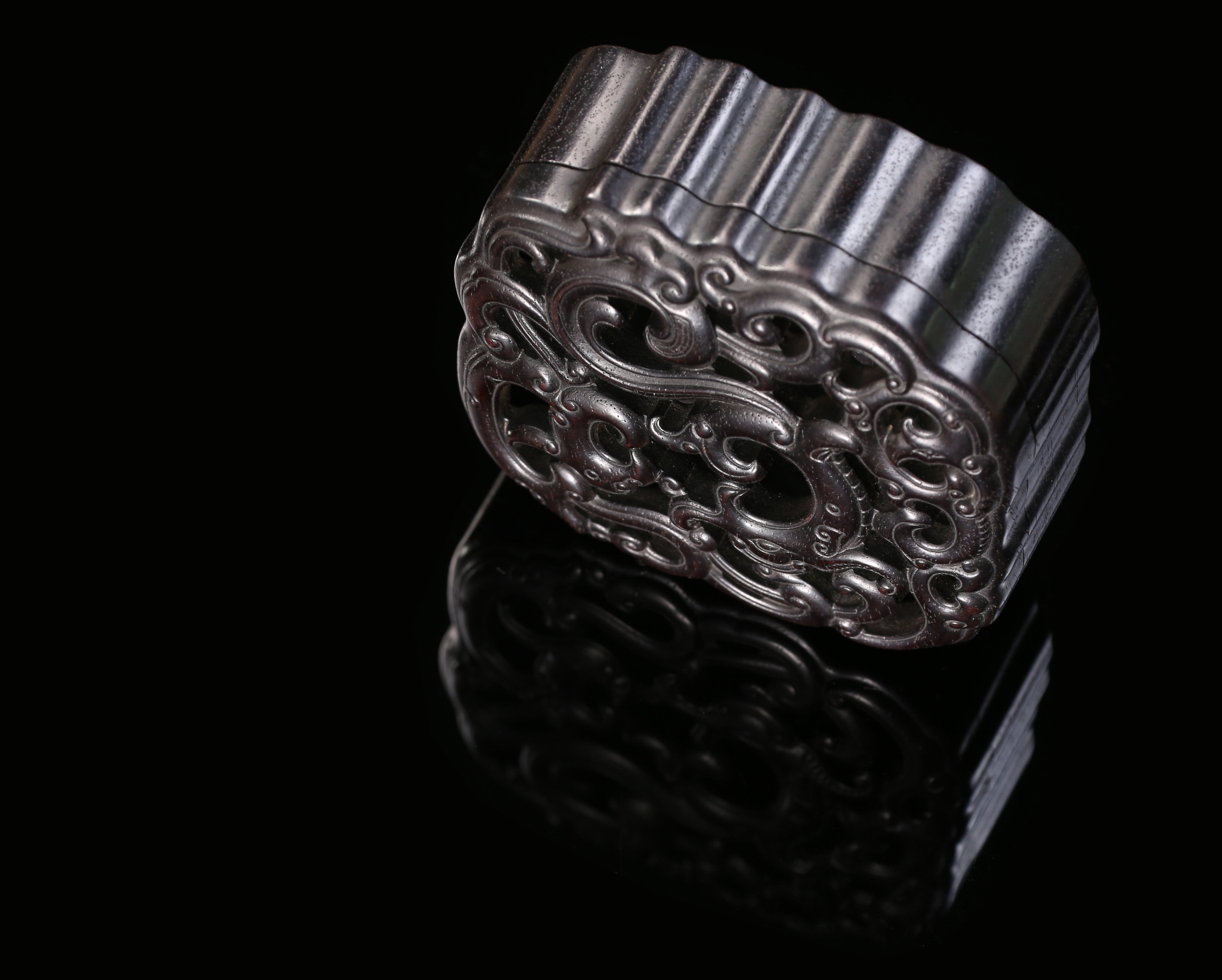 螭龙纹透雕香薰盒