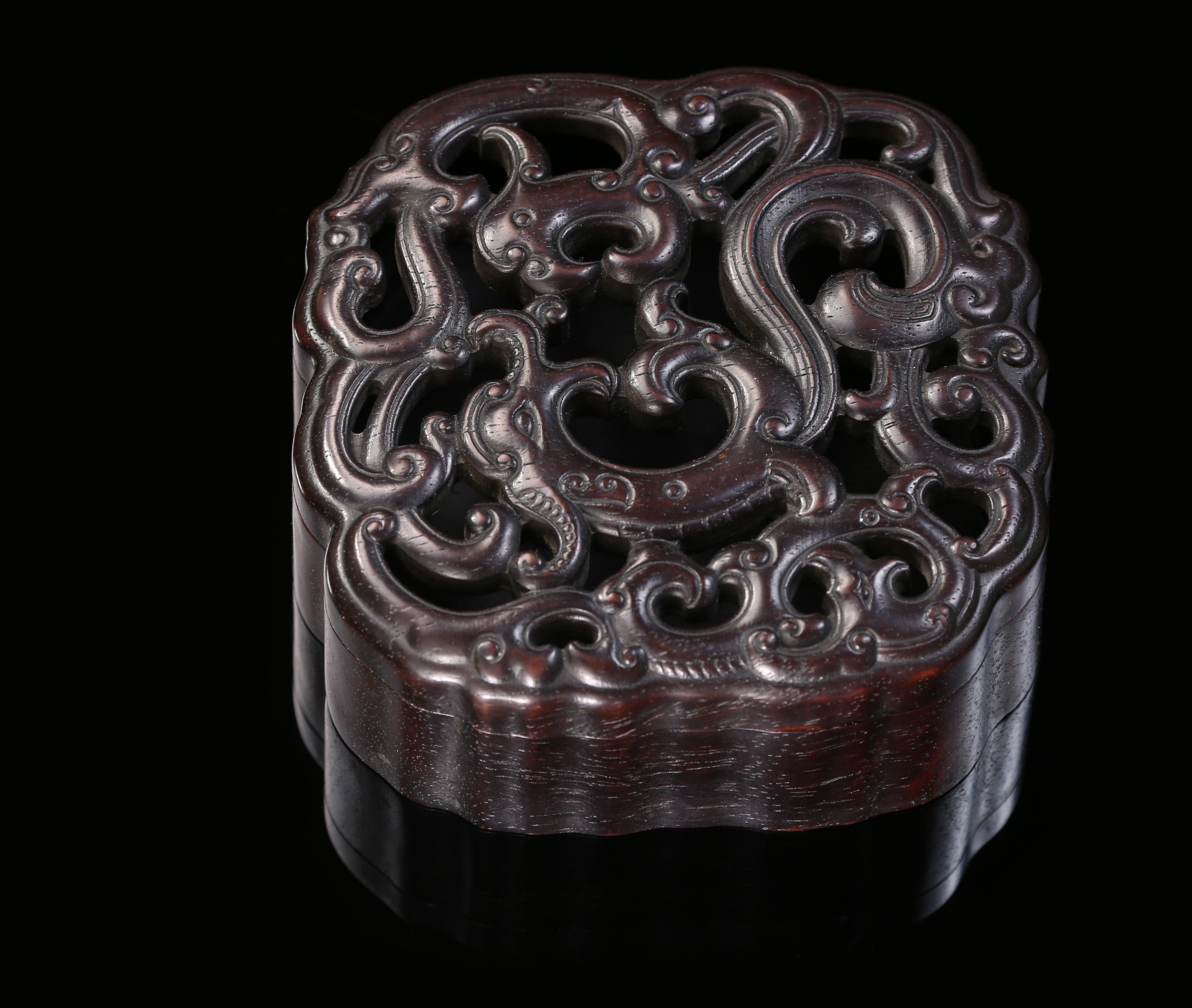 螭龙纹透雕香薰盒