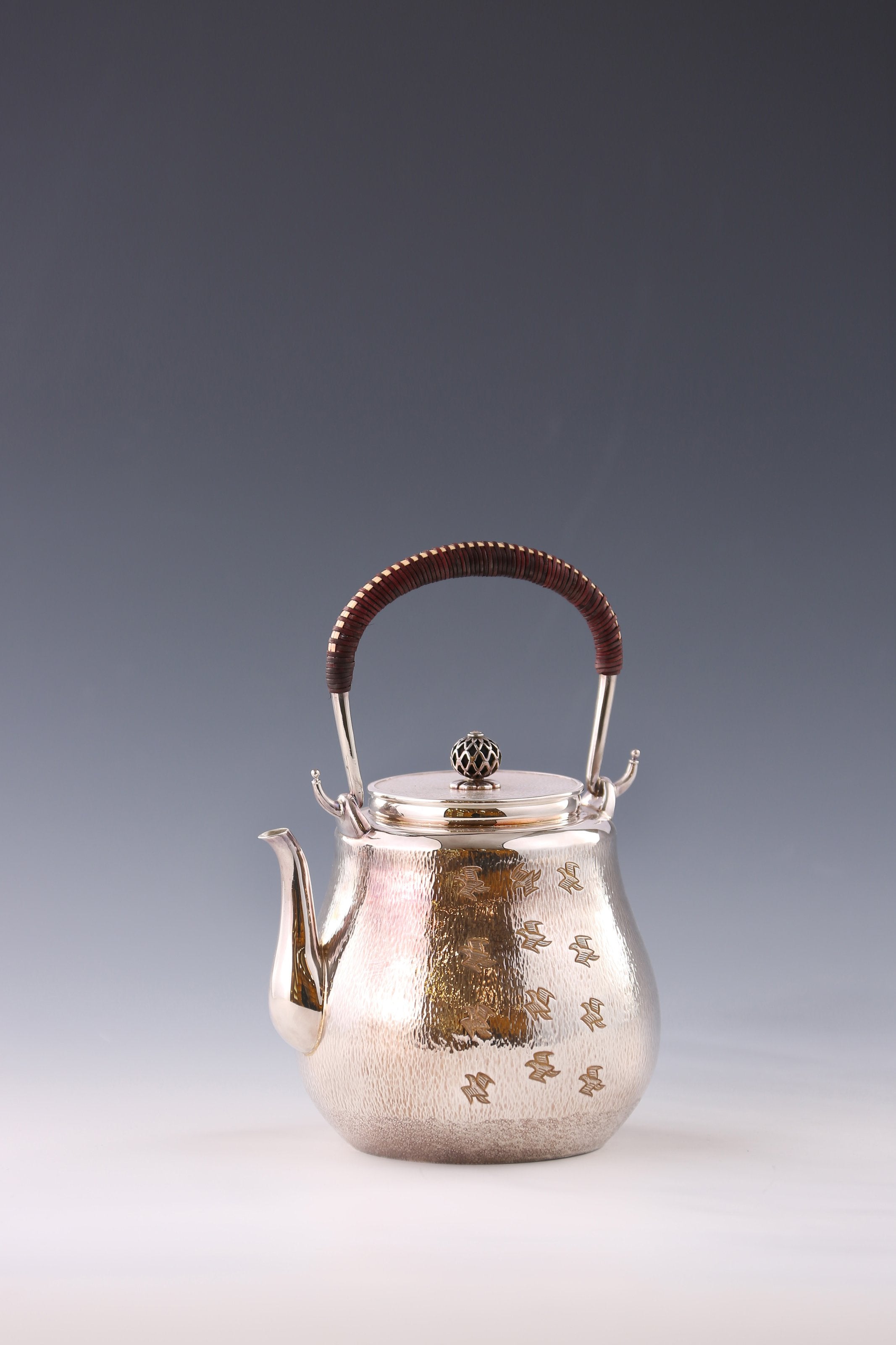 Vertical striped gourd silver teapot